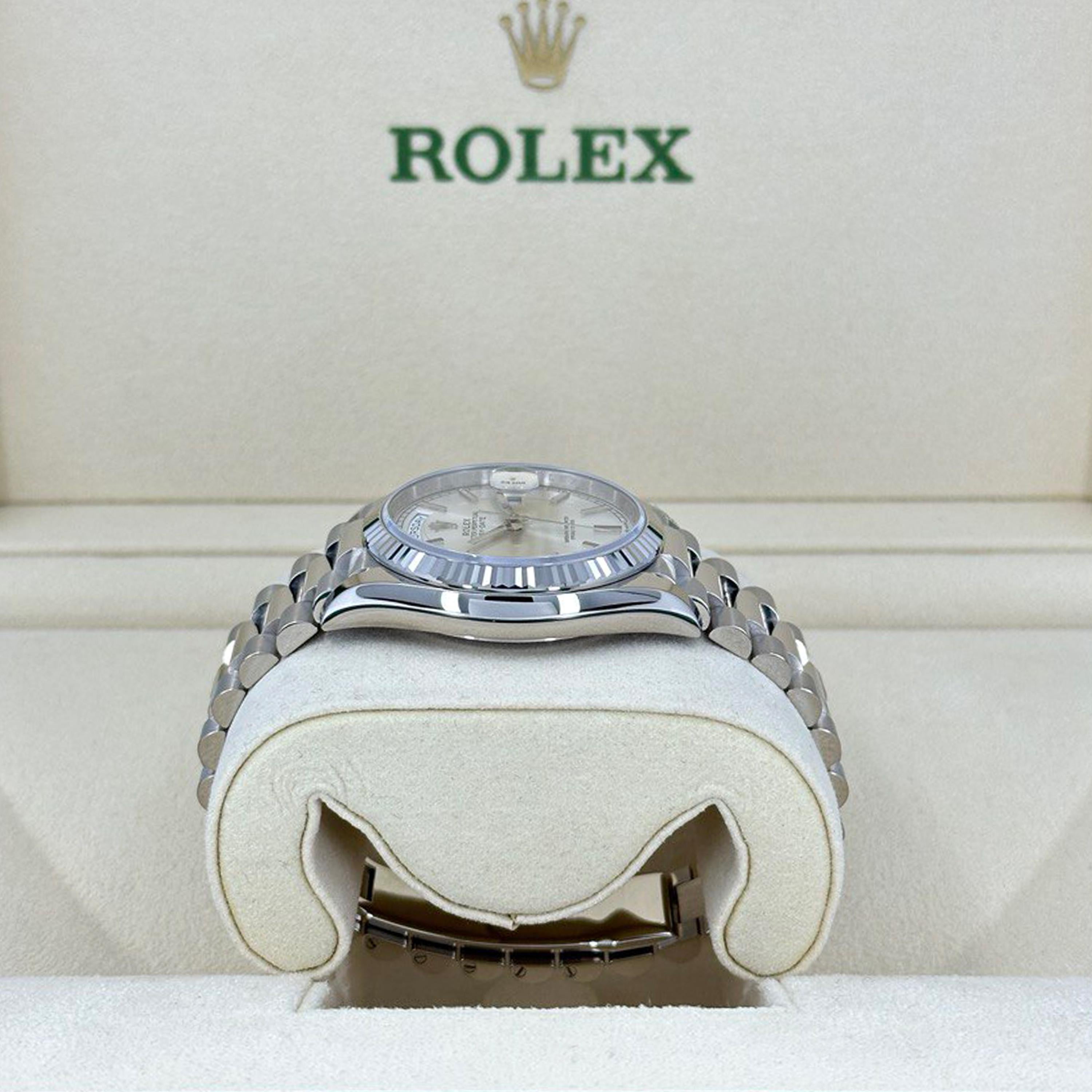 Il Rolex Day-Date 36 Ref. 128239-0005 è un raffinato simbolo di prestigio, design senza tempo ed eccezionale maestria. Presentato in condizioni intatte, questo elegante segnatempo da 36 mm è realizzato interamente in oro bianco 18 carati e offre una