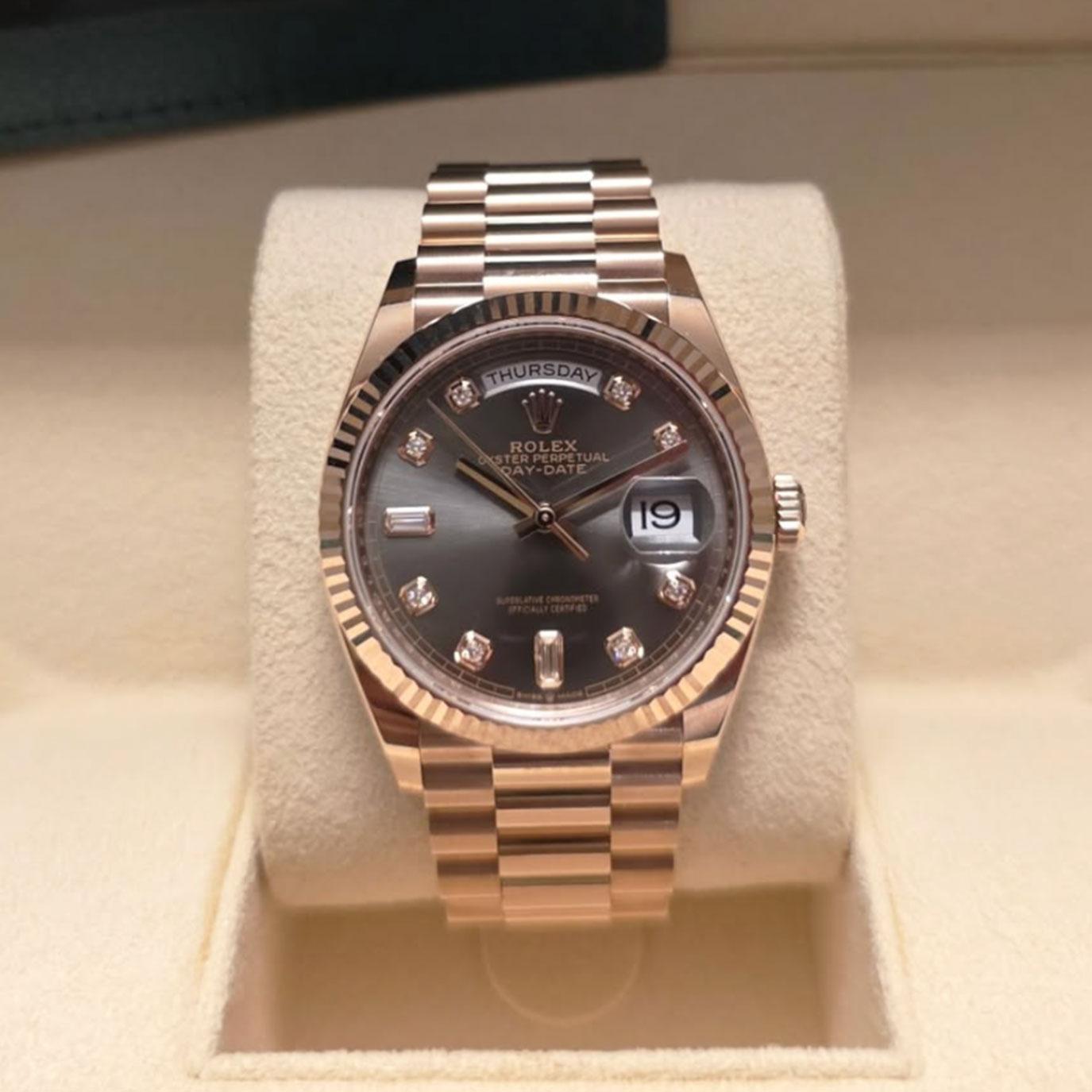 Die Rolex Day-Date 36 128235-0037 ist der Inbegriff von Prestige und Eleganz. Sie ist vollständig aus 18 Karat Everosegold gefertigt, der Rolex-eigenen Roségoldlegierung, die für ihren dauerhaften Glanz und ihre Widerstandsfähigkeit gegen Verblassen