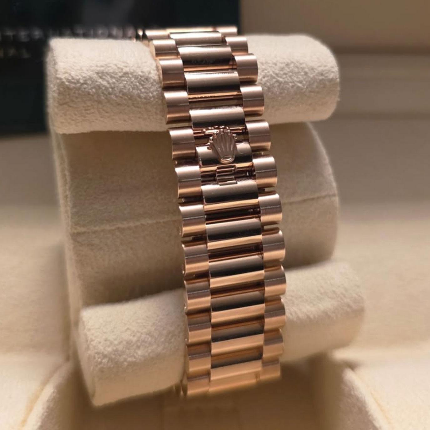 Ungetragene Rolex Day-Date Reference# 128235, Komplettset, 2025 im Angebot 1