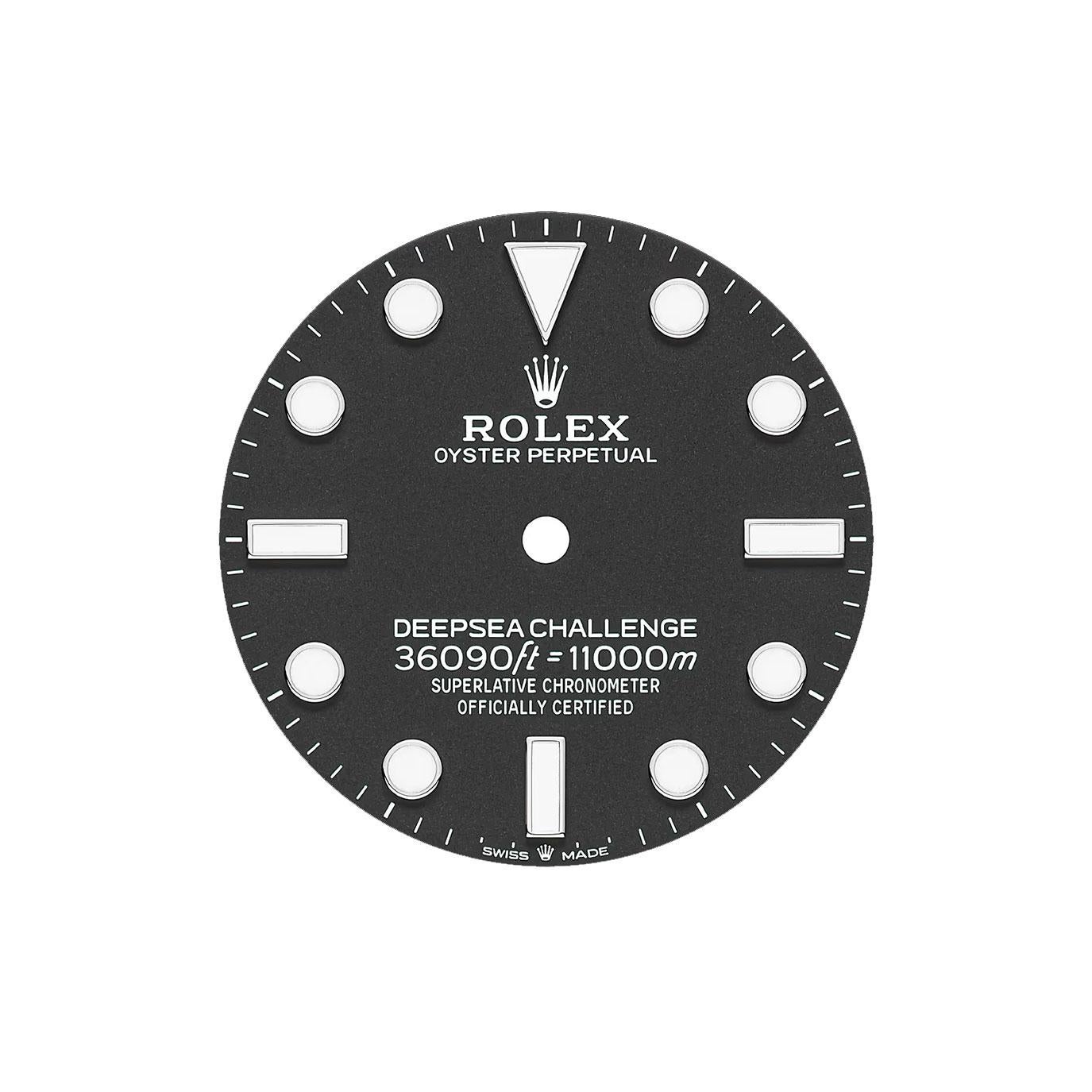 El Rolex Deepsea Challenge Ref. 126067-0002 representa la cumbre de la ingeniería y el espíritu explorador de Rolex. Fabricada en titanio RLX, ligero pero excepcionalmente resistente, la caja Oyster de 50 mm está diseñada para resistir los entornos