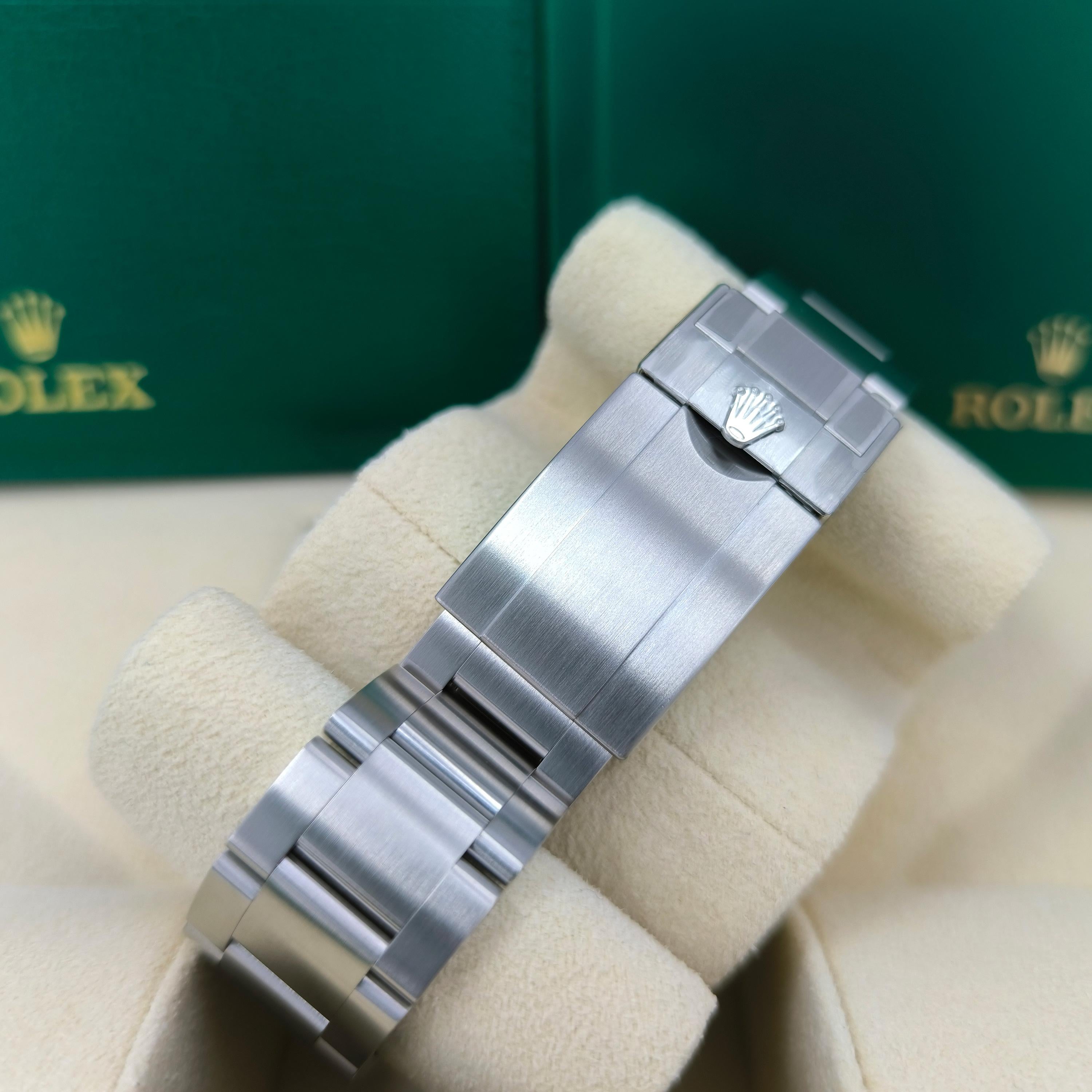 Unworn Rolex Explorer II Reference# 226570, Complete set, 2025 in vendita 6