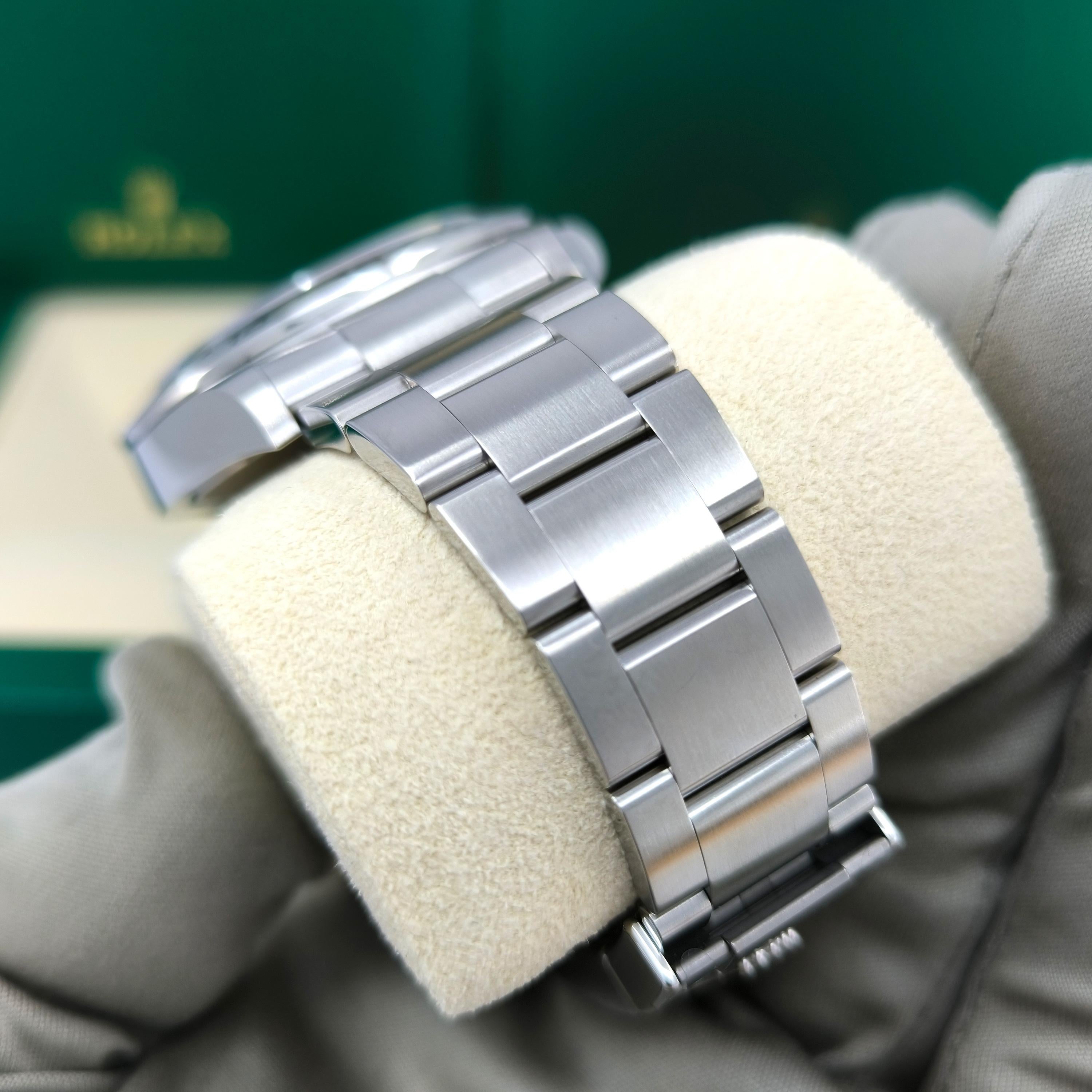 Unworn Rolex Explorer II Reference# 226570, Complete set, 2025 in vendita 8