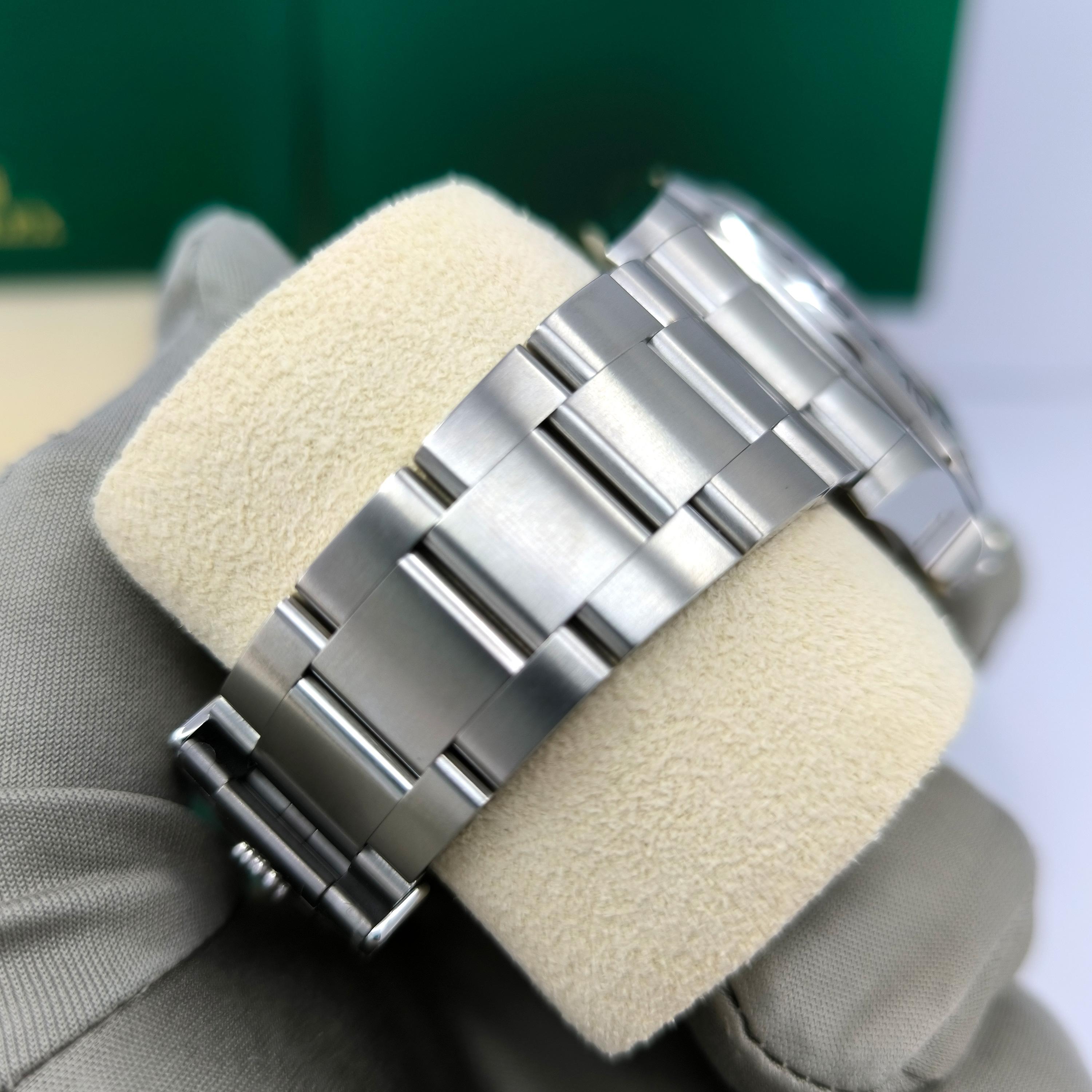 Unworn Rolex Explorer II Reference# 226570, Complete set, 2025 in vendita 9