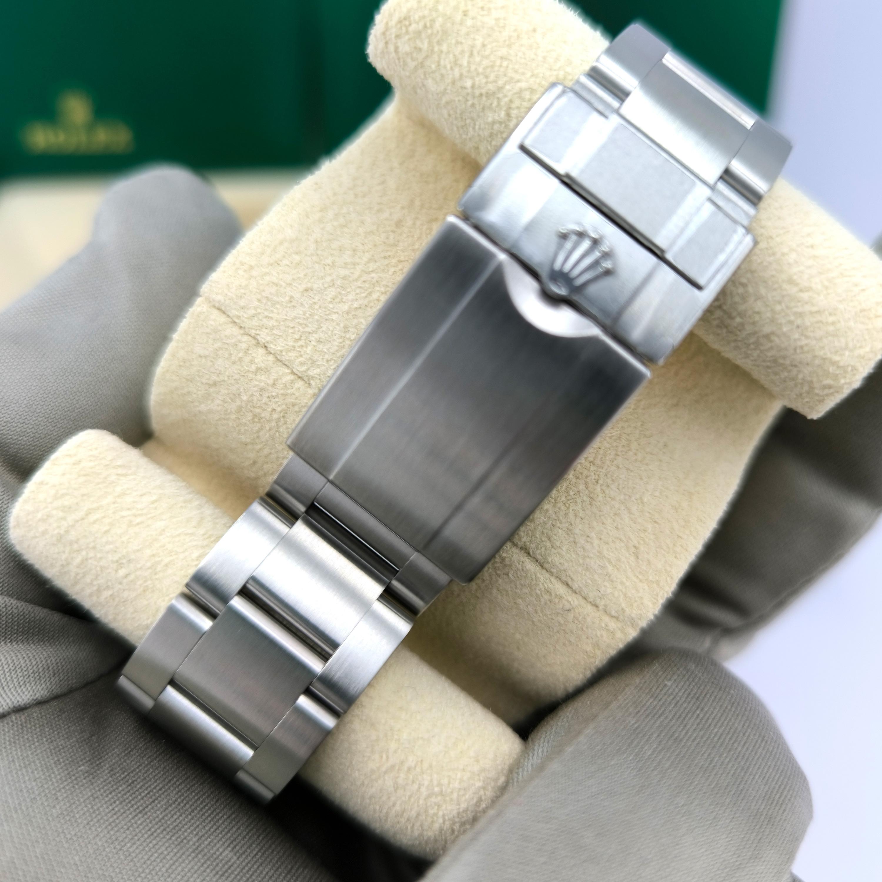 Unworn Rolex Explorer II Reference# 226570, Complete set, 2025 in vendita 10