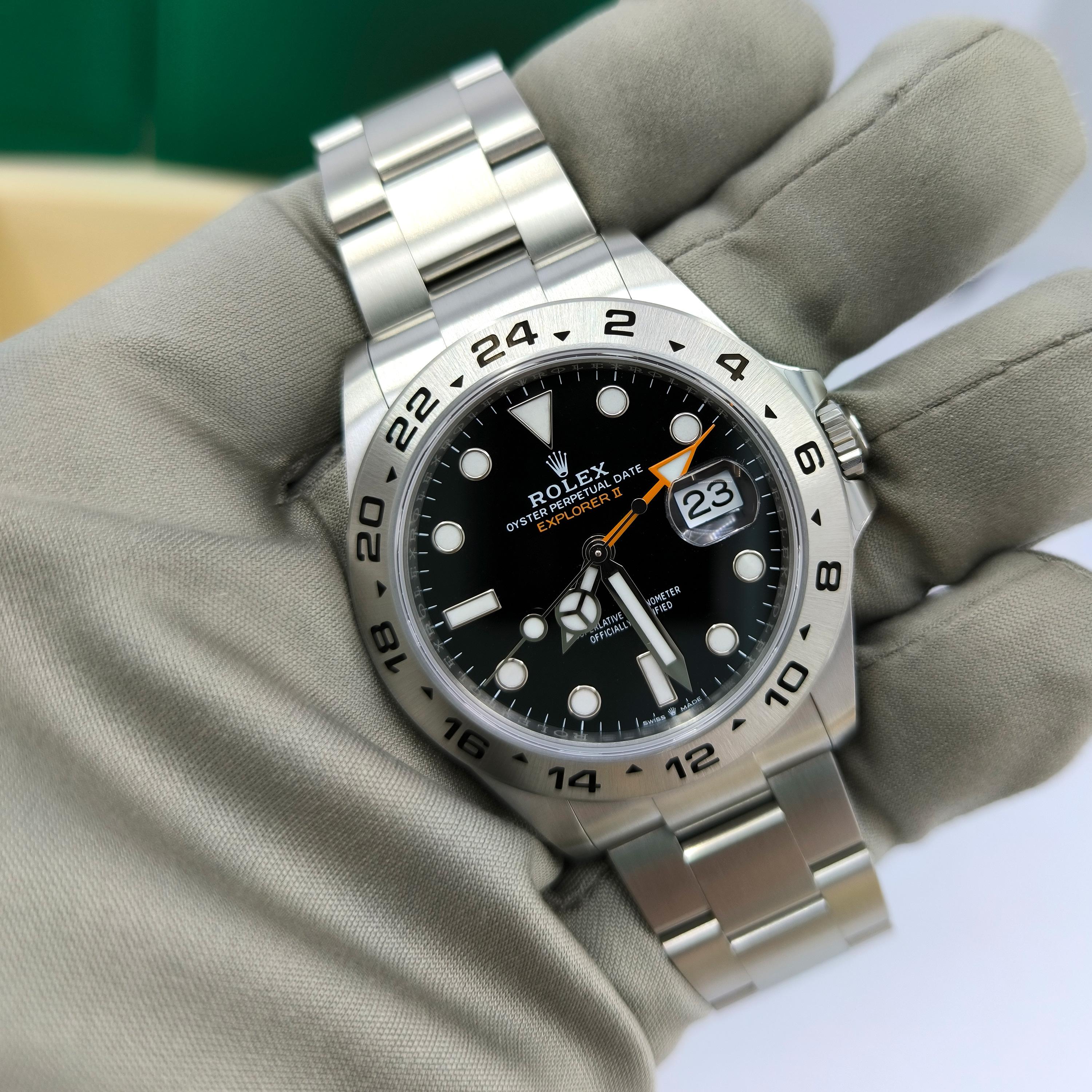 Unworn Rolex Explorer II Reference# 226570, Complete set, 2025 in vendita 11