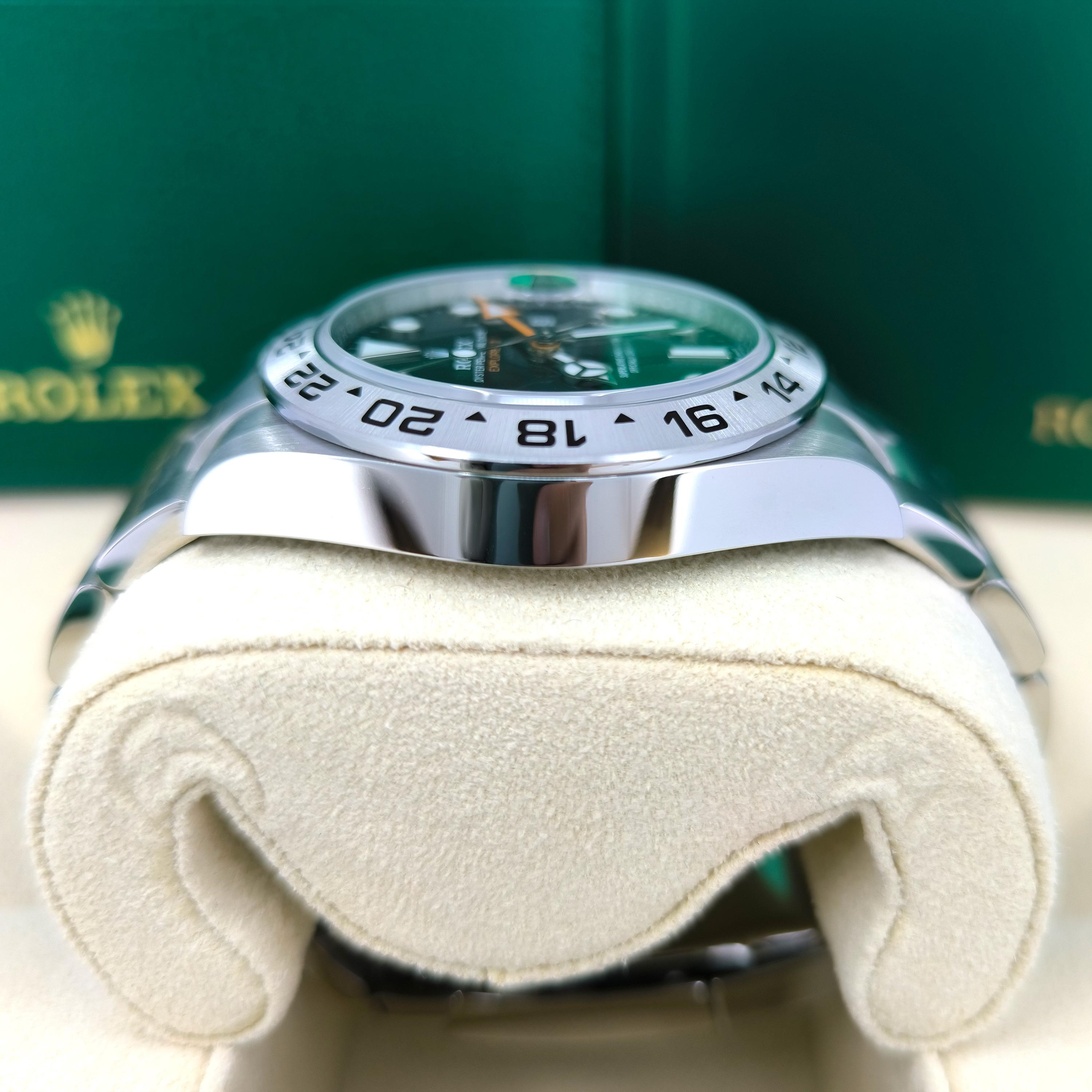 Unworn Rolex Explorer II Reference# 226570, Complete set, 2025 in vendita 5