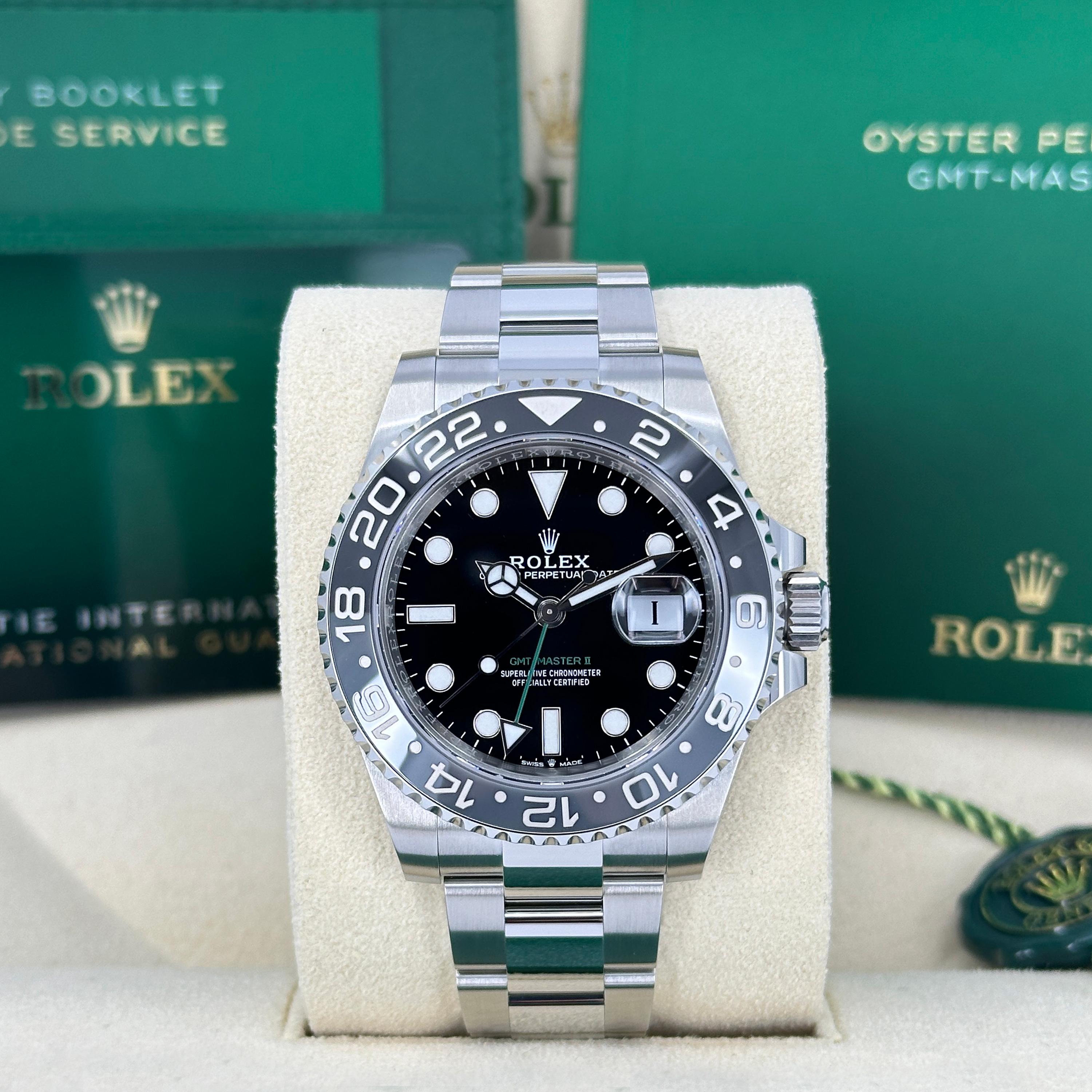 Il Rolex GMT-Master II 126710GRNR è un'aggiunta di spicco alla linea GMT di Rolex, introdotta nel 2024. Realizzato in Oystersteel, questo modello presenta una caratteristica lunetta Cerachrom bicolore in ceramica grigia e nera, che offre un'estetica