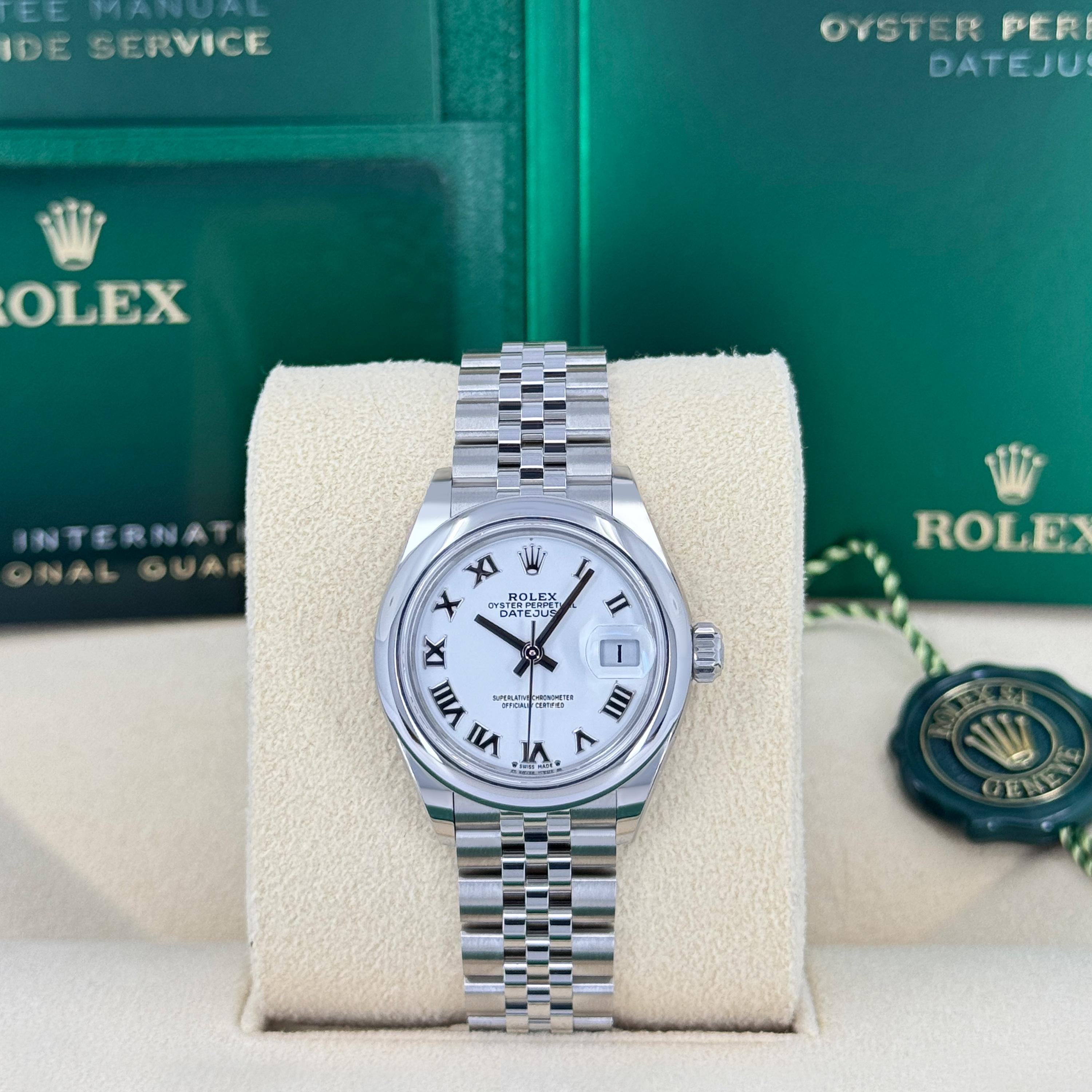 Ungetragen und raffiniert verkörpert die Rolex Lady-Datejust 28, Ref. 279160-0015, zeitlose Eleganz und die unvergleichliche Uhrmacherkunst von Rolex. Das 28-mm-Gehäuse aus strapazierfähigem Oystersteel bietet eine zarte und doch robuste Präsenz am