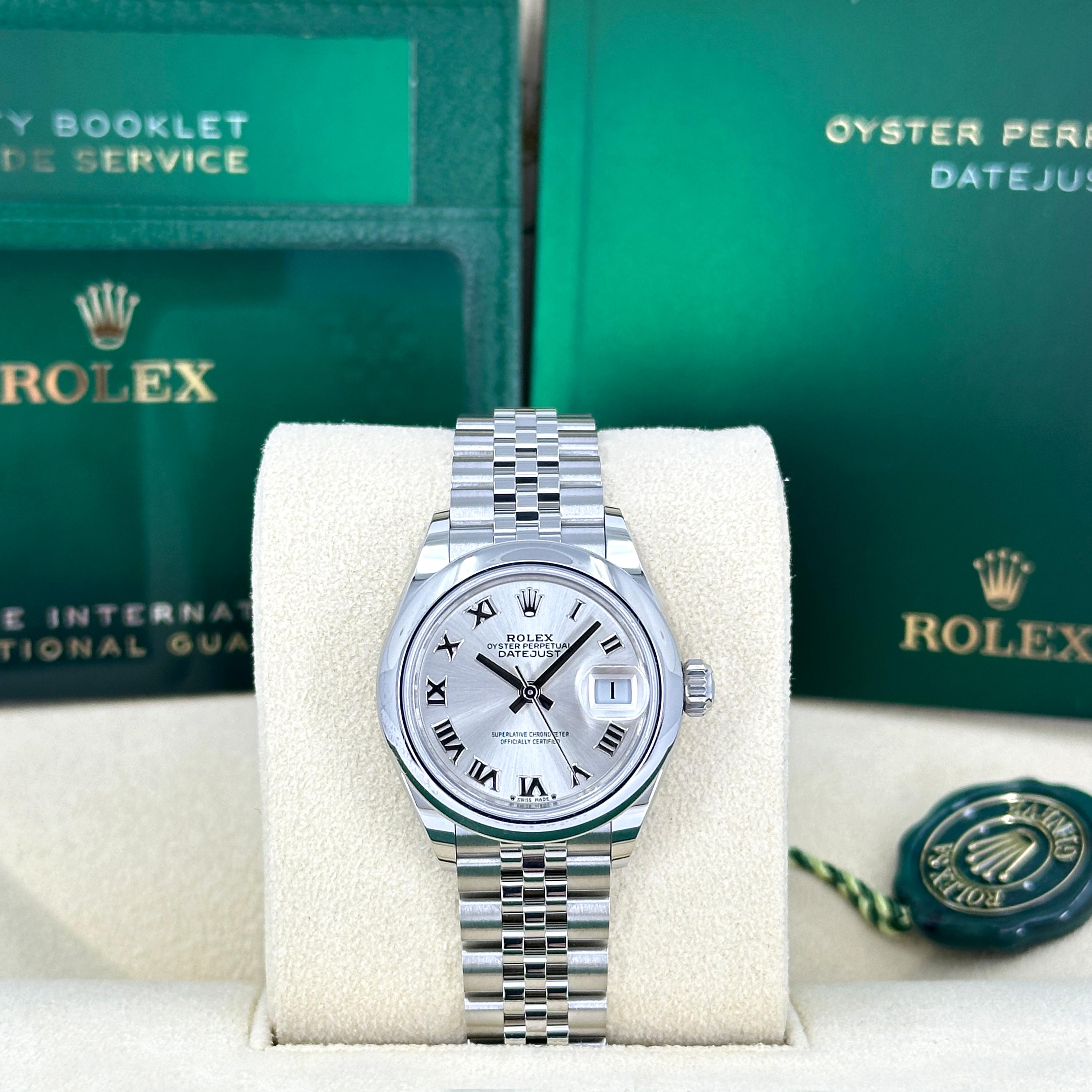 Die ungetragene und zeitlose Rolex Lady-Datejust 28, Ref. 279160-0007, spiegelt die unvergängliche Eleganz und technische Meisterschaft wider, die die Datejust Kollektion seit 1945 auszeichnet. Das 28 mm große Gehäuse ist aus robustem Oystersteel