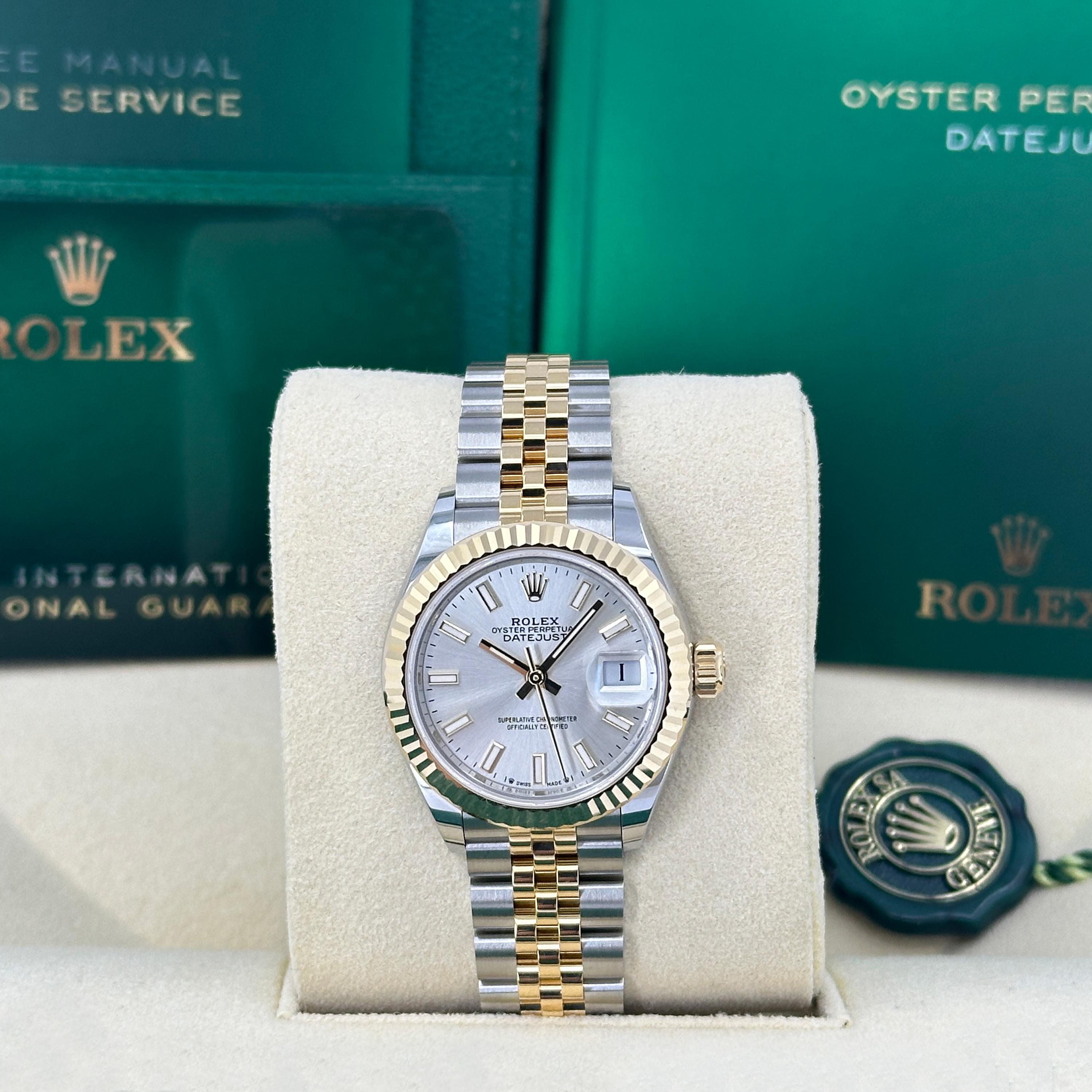 Die Rolex Lady-Datejust 28 Ref. 279173-0019 ist ein zeitloser Ausdruck von Raffinesse, Präzision und Anmut. Dieser exquisite 28-mm-Zeitmesser ist aus Yellow Rolesor gefertigt, der für Rolex charakteristischen Kombination aus widerstandsfähigem