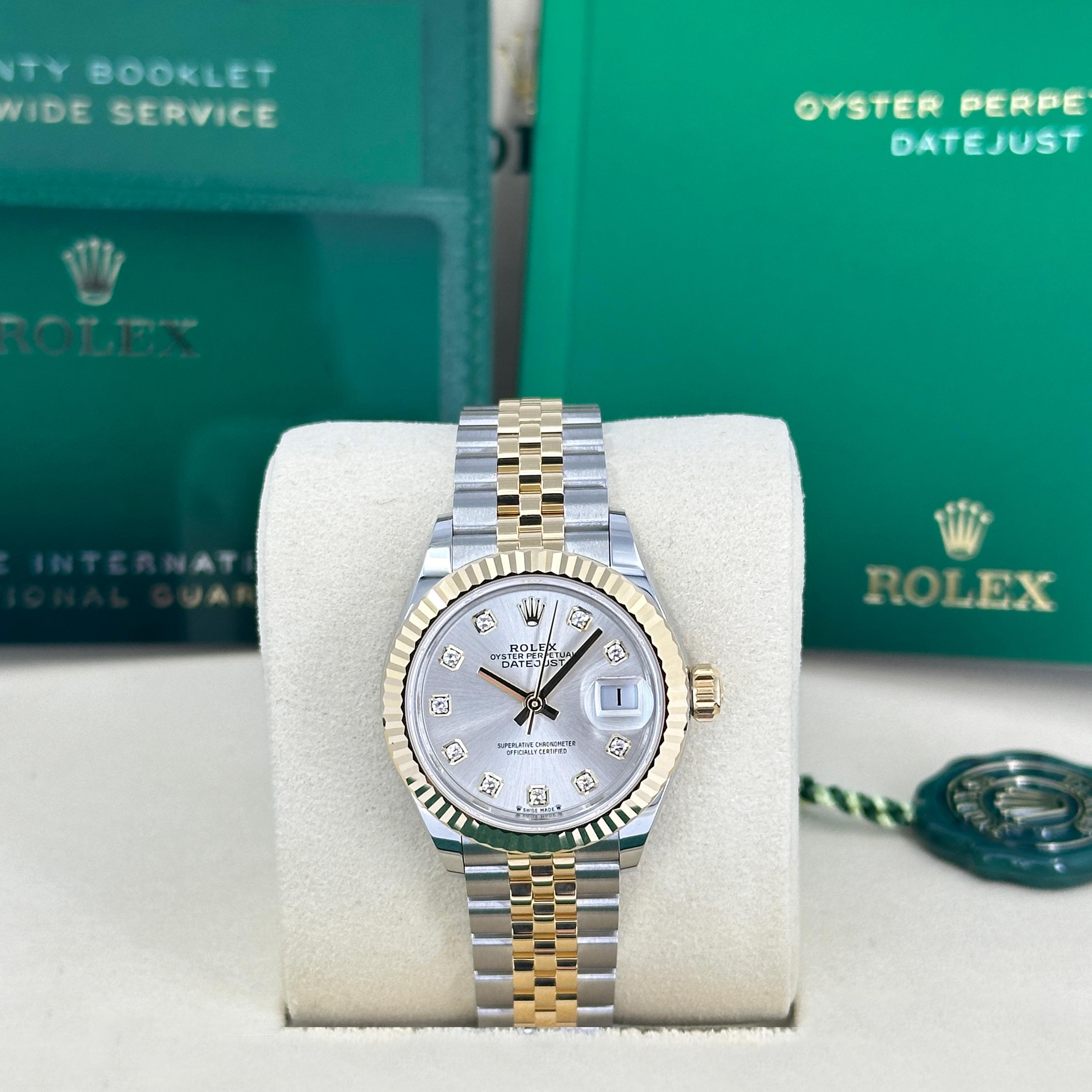 Il Rolex Lady-Datejust 28 Ref. 279173-0007 è una celebrazione senza tempo di eleganza, precisione e lusso. Realizzato in Rolesor Giallo - una combinazione armoniosa di robusto Oystersteel e luminoso Oro Giallo 18k - questo orologio da 28 mm bilancia