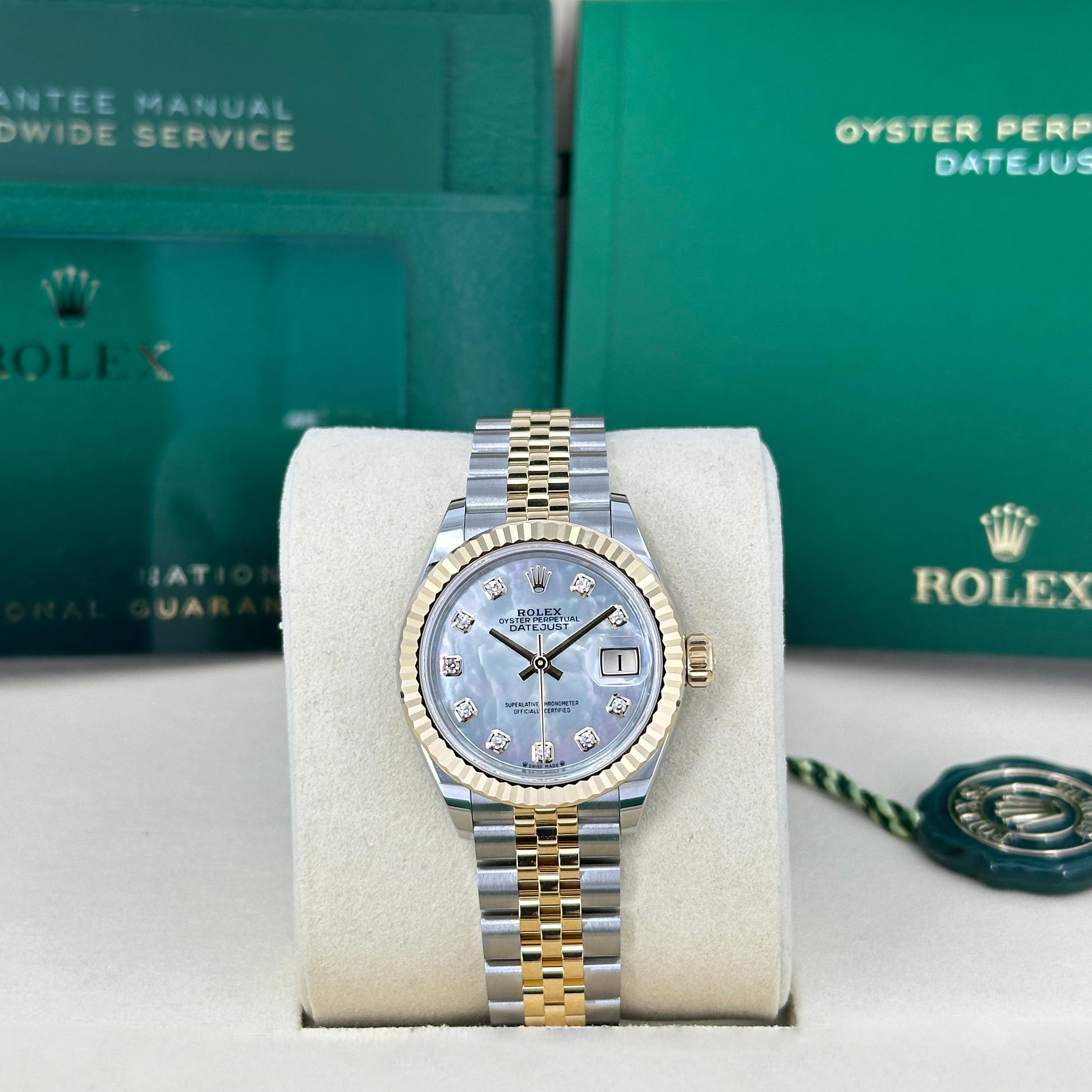 Die Rolex Lady-Datejust 28 Ref. 279173-0013 ist ein zeitloser Ausdruck von Eleganz, Präzision und Raffinesse. Gefertigt aus Yellow Rolesor - der für Rolex typischen Mischung aus robustem Oystersteel und strahlendem 18-karätigem Gelbgold - verkörpert