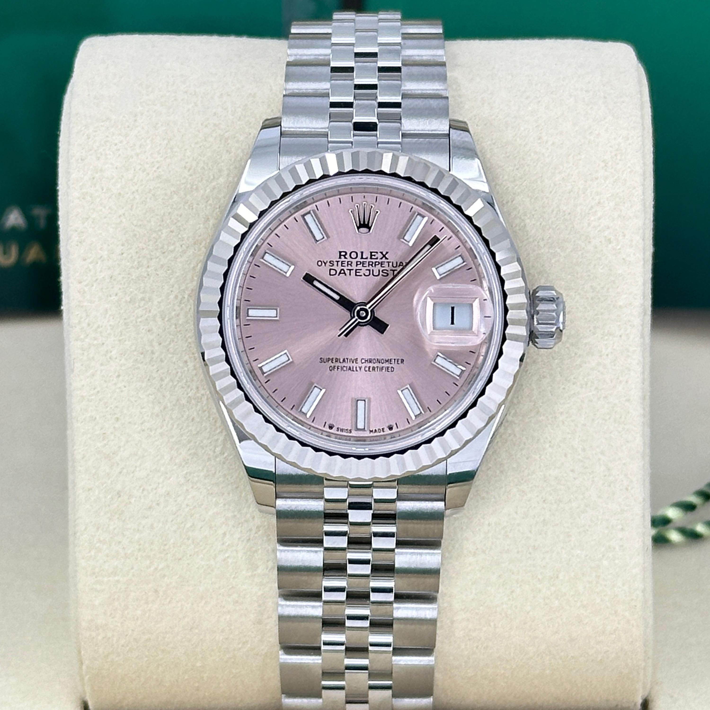 Die Rolex Lady-Datejust 28, Referenz 279174-0001, ist ein zeitloses Symbol für Eleganz, Präzision und Raffinesse. Dieser exquisite Zeitmesser aus einer harmonischen Mischung aus Oystersteel und 18 Karat Weißgold wurde für Frauen entworfen, die einen