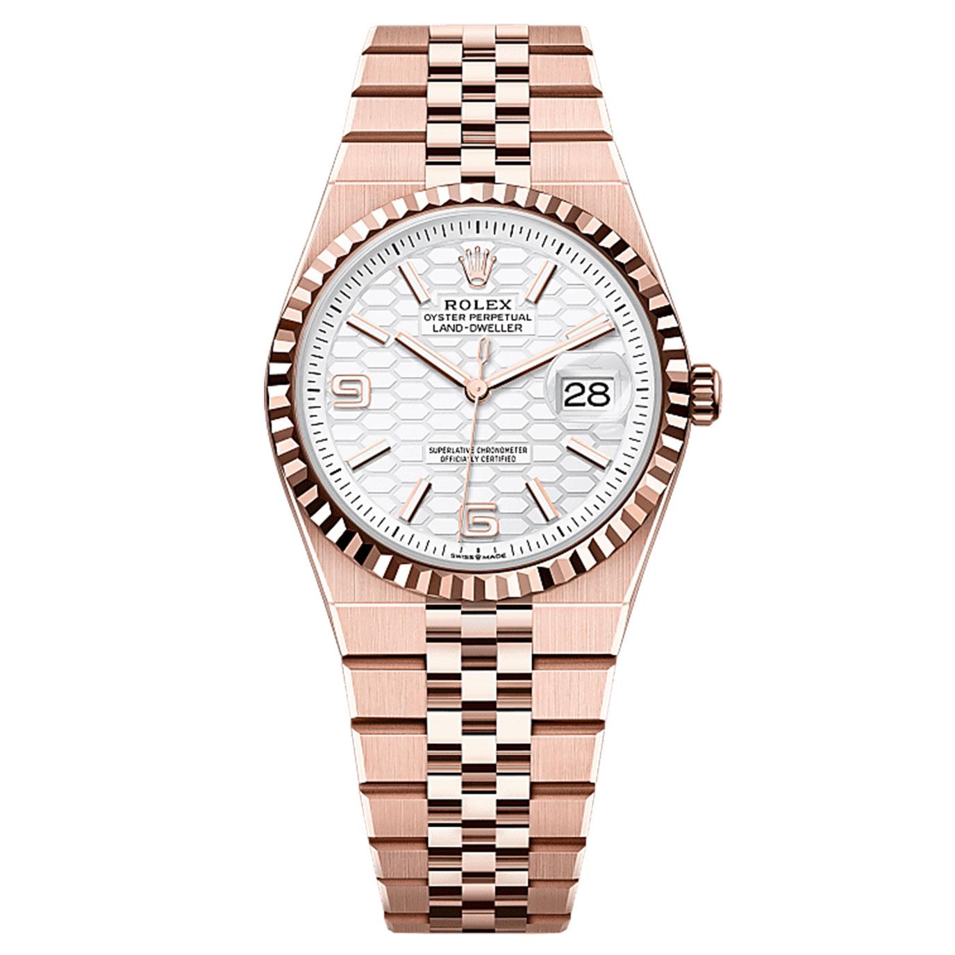 La Rolex Oyster Perpetual Lande 36 Ref. 127235-0001 représente une nouvelle ère de savoir-faire raffiné et de maîtrise technologique, dévoilée à Watches & Wonders 2025. Entièrement réalisé en or Everose 18 carats, ce garde-temps de 36 mm incarne la