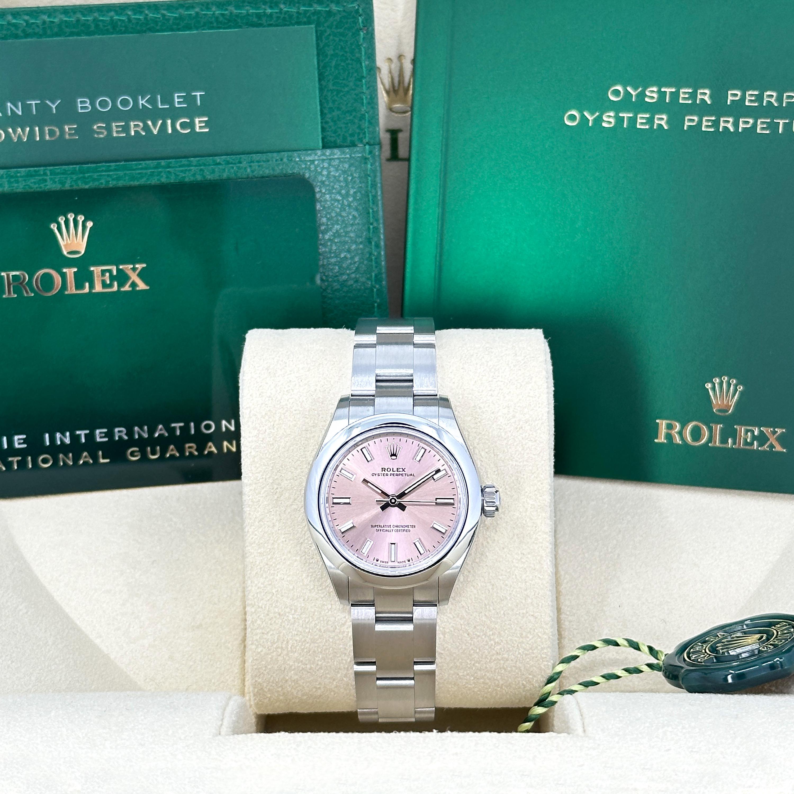 Ungetragen und zeitlos, die Rolex Oyster Perpetual 28, Ref. 276200-0004, ist ein Beispiel für Rolex' meisterhafte Verbindung von Eleganz, Langlebigkeit und Alltagstauglichkeit. Dieses klassische Modell ist aus Oystersteel gefertigt, der