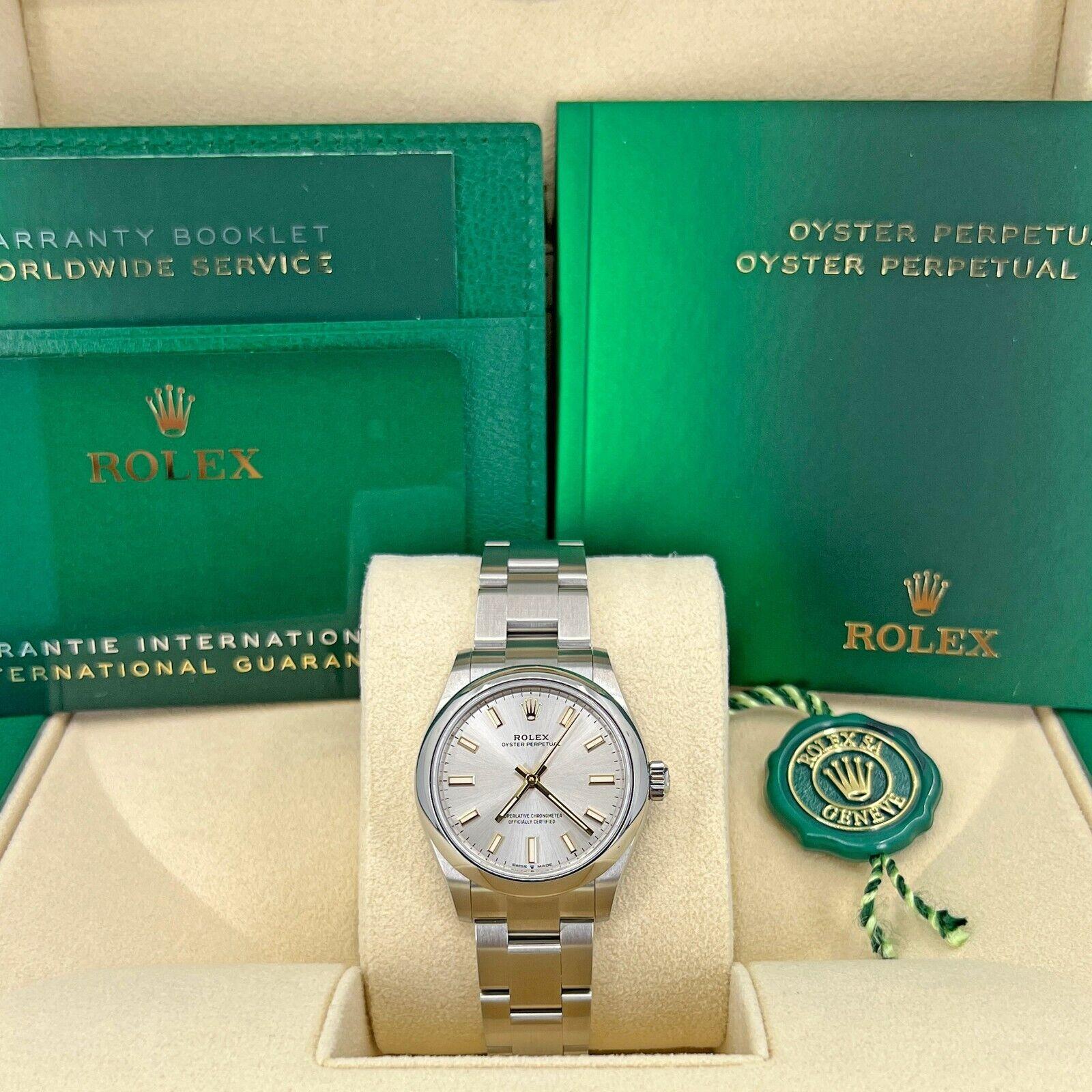 Die ungetragene, elegante Rolex Oyster Perpetual 31, Ref. 277200-0001, ist der Beweis für die Meisterschaft von Rolex in zeitlosem Design und Präzisionstechnik. Die Uhr im 31-mm-Oystersteel-Gehäuse verfügt über ein raffiniertes silberfarbenes