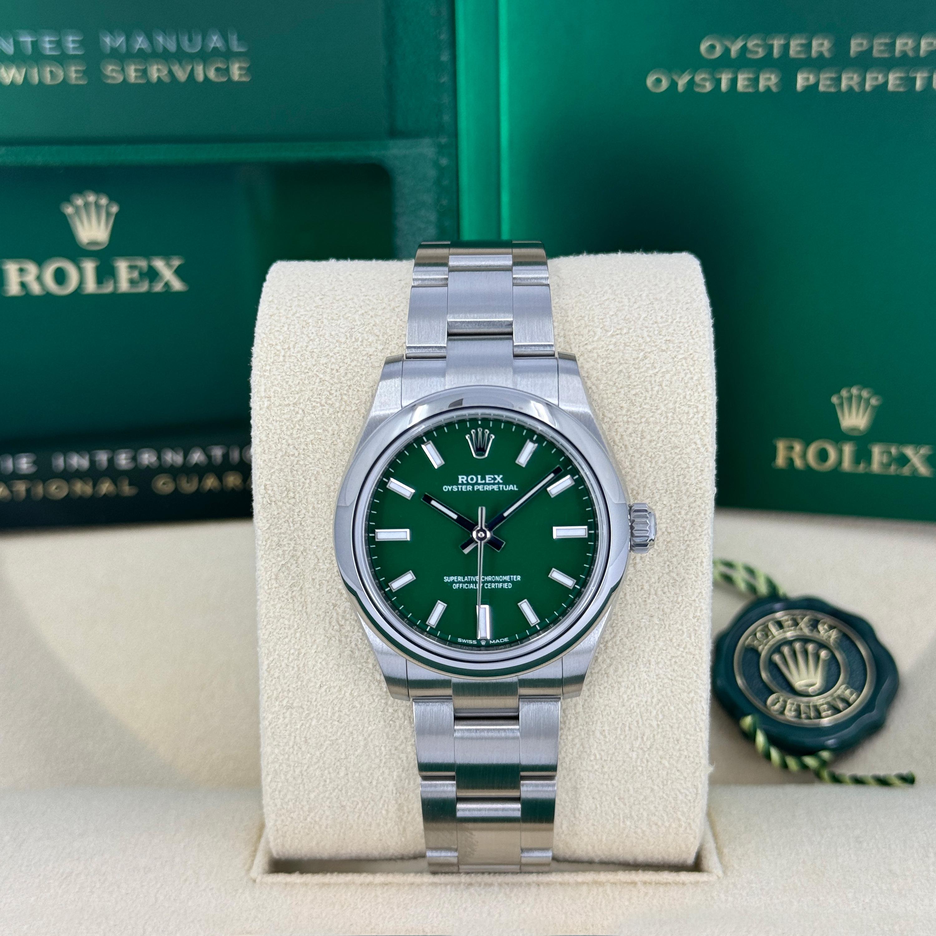Il Rolex Oyster Perpetual 31 Ref. 277200-0006 incarna la pura eleganza, lo stile contemporaneo e lo spirito senza tempo dell'ingegneria Rolex. Questo raffinato orologio da 31 mm è realizzato in robusto Oystersteel, una lega ad alte prestazioni