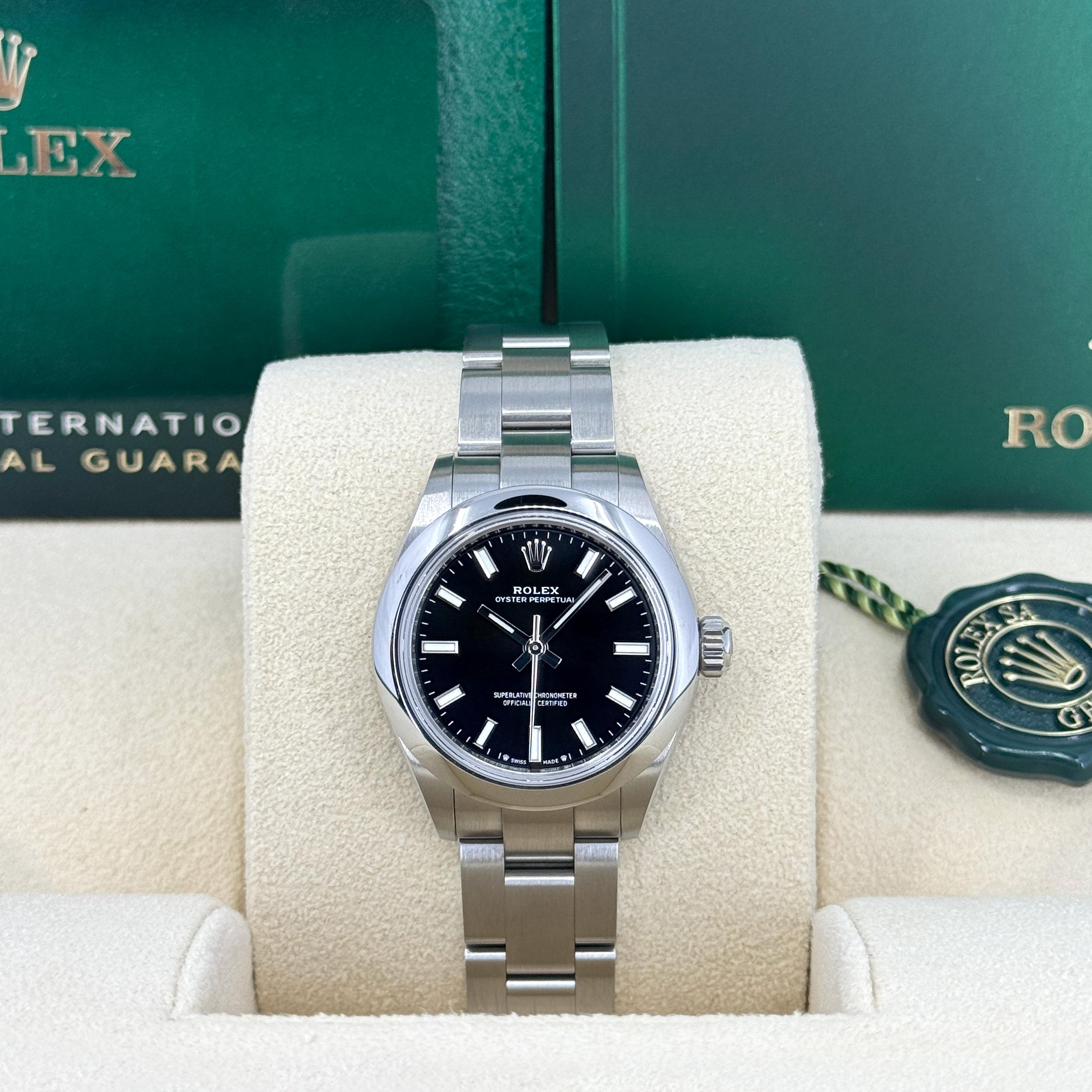 Wir präsentieren die Rolex Oyster Perpetual 34, Ref. 124200-0010, mit schwarzem Leuchtzifferblatt, gepaart mit dem legendären Oystersteel von Rolex. Das 34 mm große Monoblock-Mittelgehäuse mit gewölbter Lünette und verschraubter Twinlock-Krone