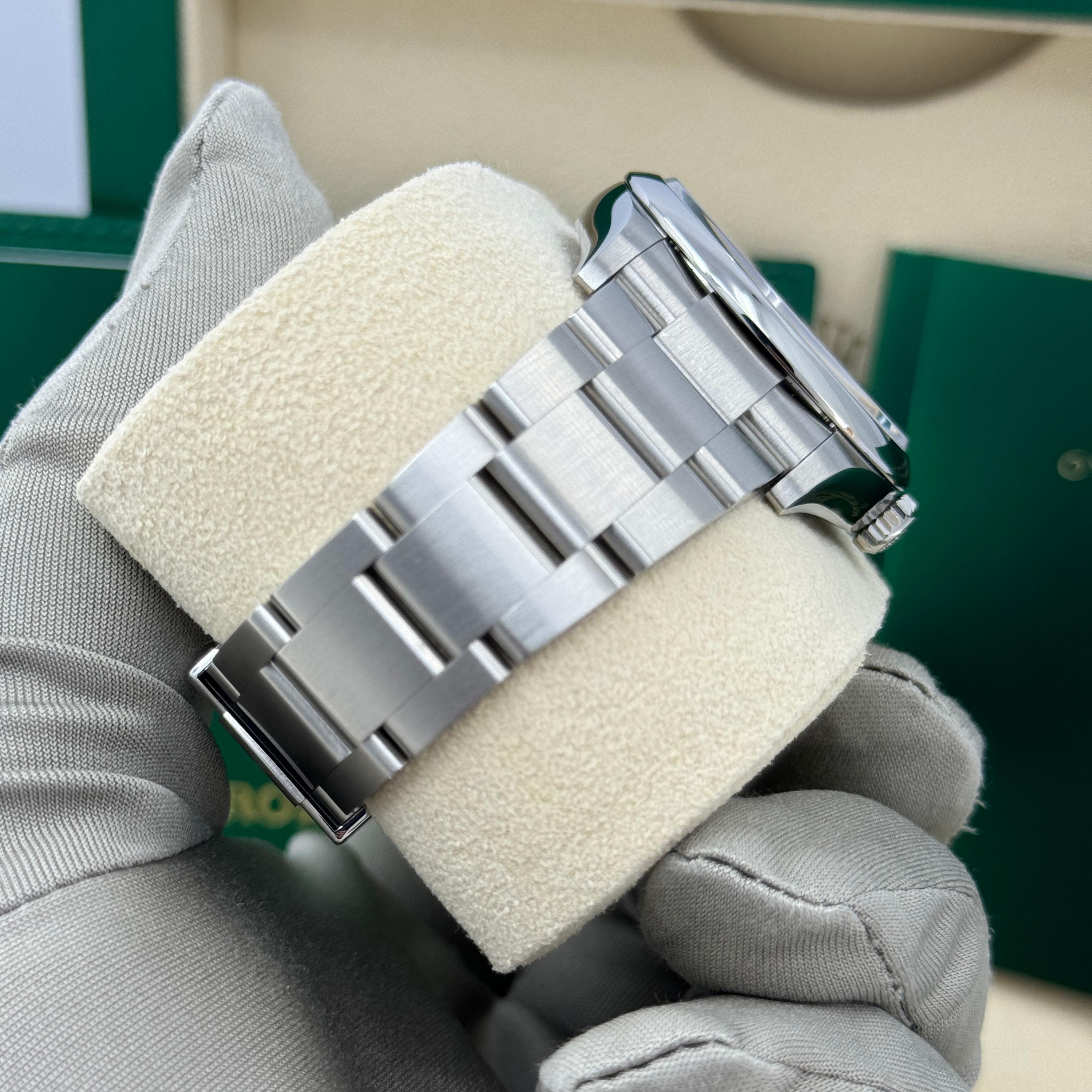 Ungetragene Rolex Oyster Perpetual 36 Reference# 126000, Komplettset, 2025 im Angebot 10