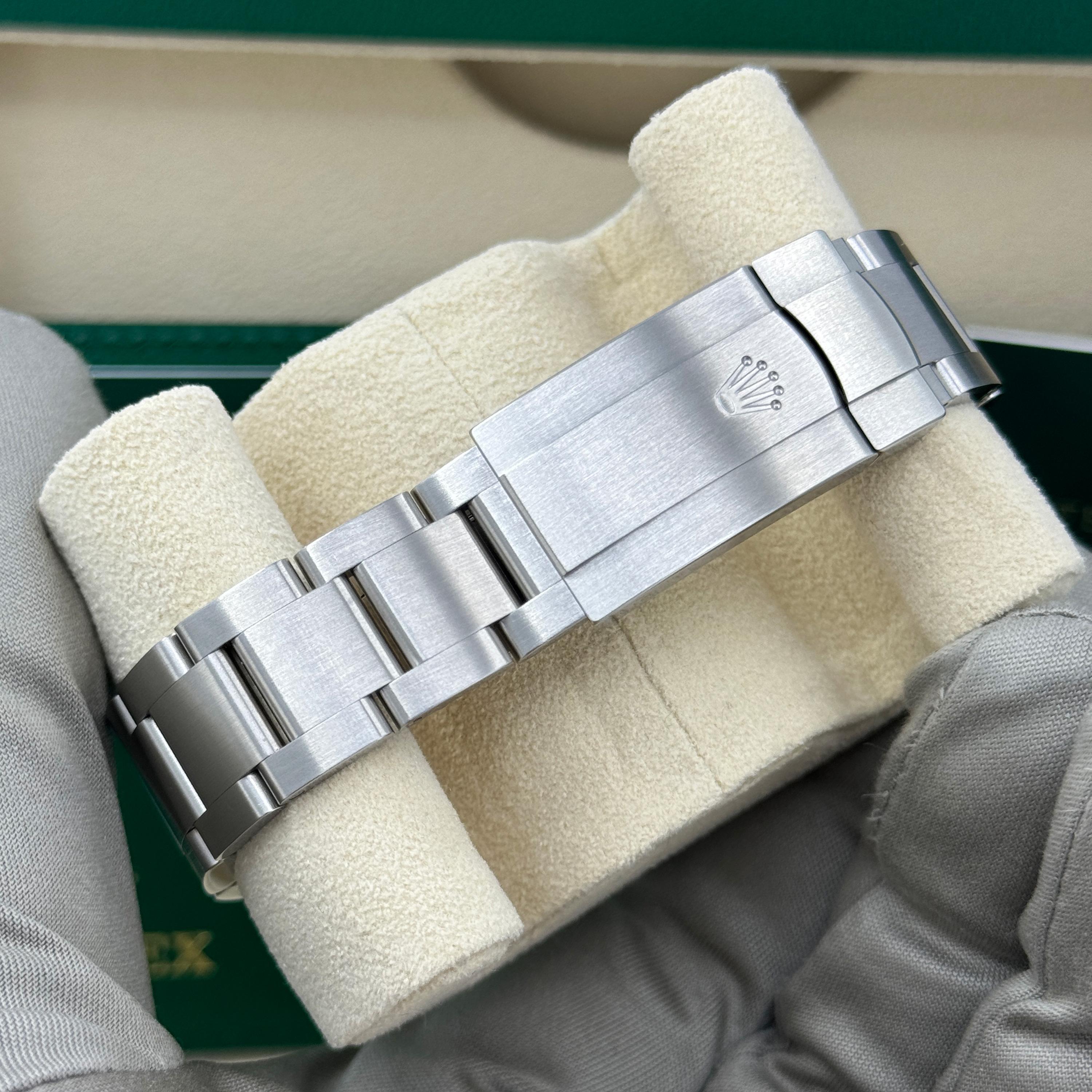 Ungetragene Rolex Oyster Perpetual 36 Reference# 126000, Komplettset, 2025 im Angebot 11