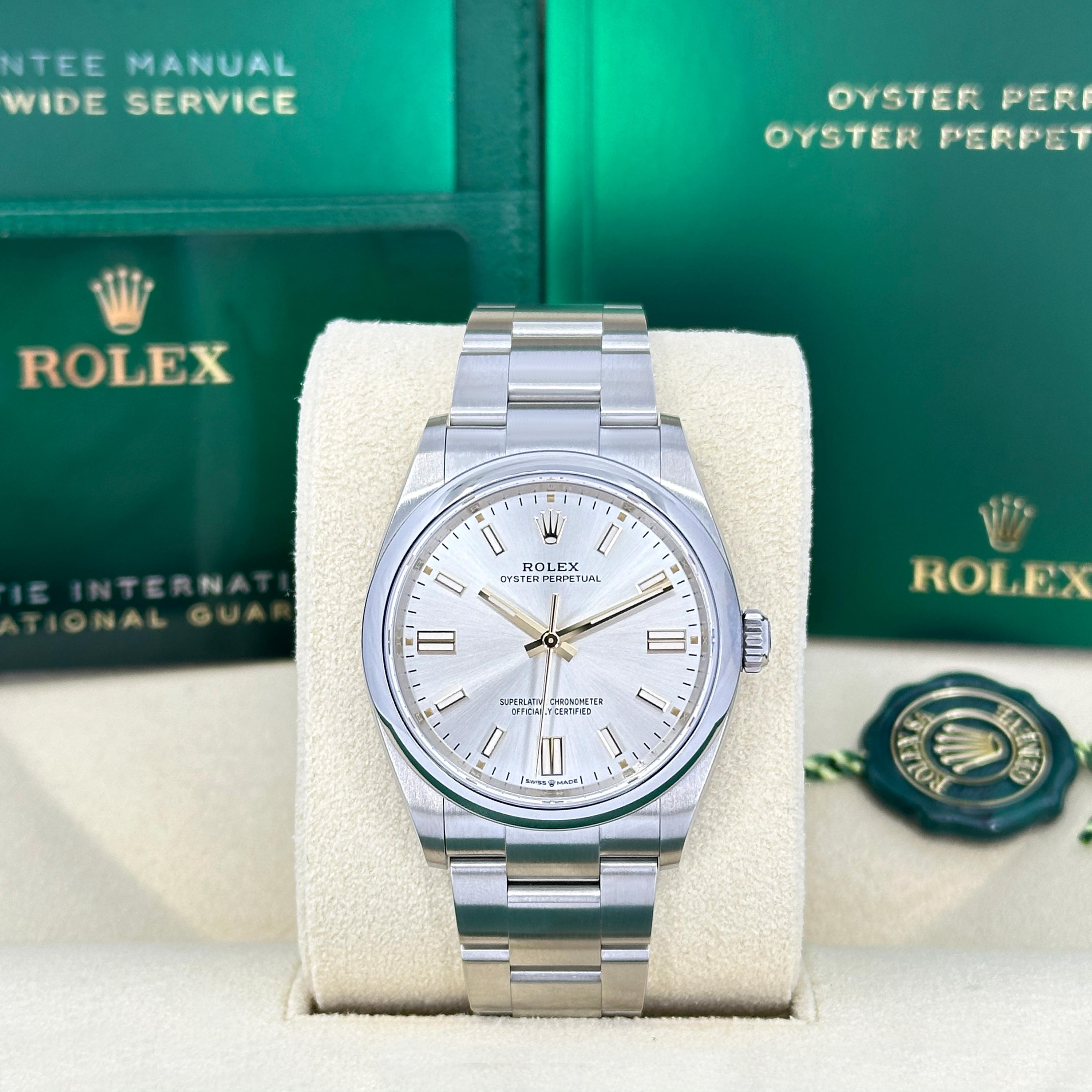 Diese ungetragene und auffällige Rolex Oyster Perpetual 36, Ref. 126000-0001, ist ein Beispiel für die harmonische Verbindung von zeitloser Eleganz und Präzisionstechnik von Rolex. Das 36-mm-Gehäuse aus Oystersteel ist mit einer glatten, gewölbten