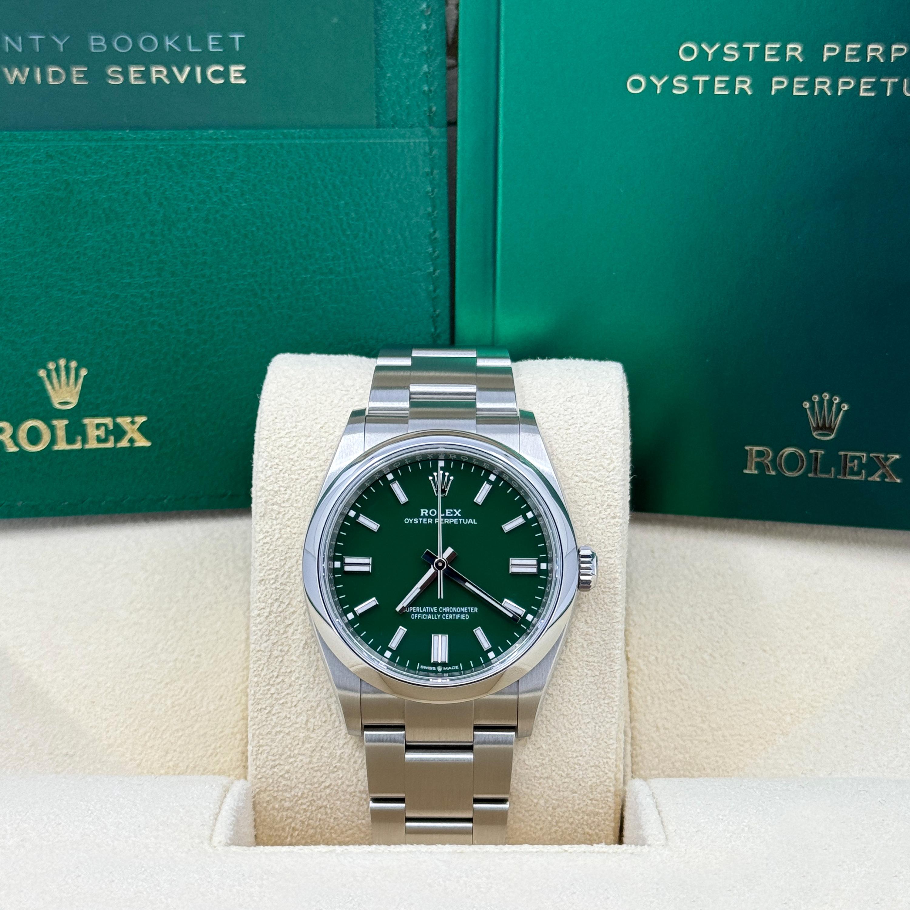 Ungetragen und strahlend, diese Rolex Oyster Perpetual 36, Ref. 126000-0005, ist ein Beispiel für die Meisterschaft von Rolex, zeitloses Design mit moderner Leistung zu verbinden. Das 36-mm-Monoblock-Gehäuse aus robustem Oystersteel wird von einer