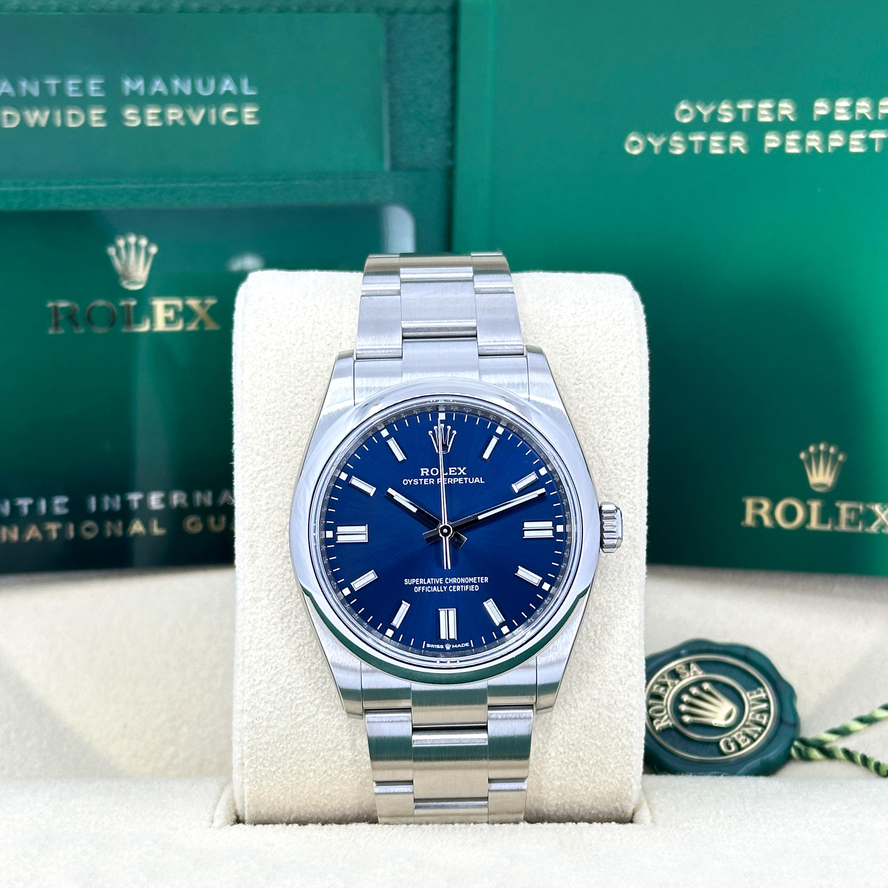 Die ungetragene und tadellos gestaltete Rolex Oyster Perpetual 36, Ref. 126000-0003, ist ein zeitloser Ausdruck der Rolex Philosophie von Eleganz, Haltbarkeit und Präzision. Mit ihrem 36-mm-Edelstahlgehäuse mit gebürsteten Oberflächen und polierten