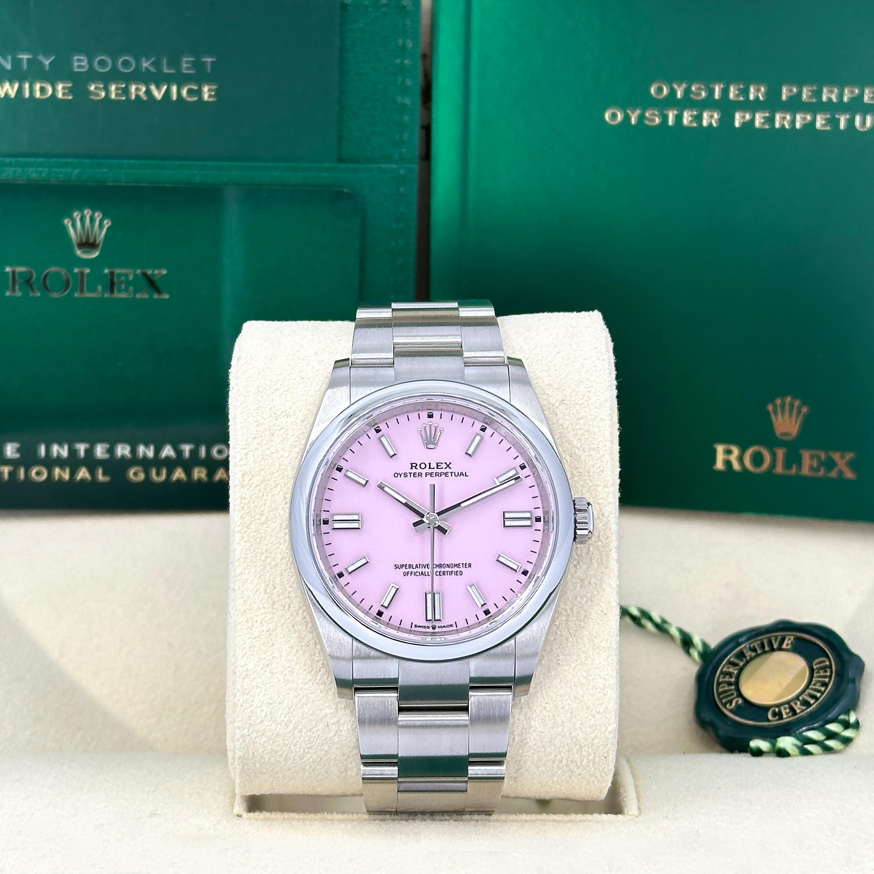 Die Rolex Oyster Perpetual 36 Ref. 126000-0008 ist eine beeindruckende Mischung aus zeitlosem Design und modernem Flair und verkörpert die Essenz der Rolex Handwerkskunst. Ungetragen und sorgfältig aus Oystersteel gefertigt, steht diese Uhr für