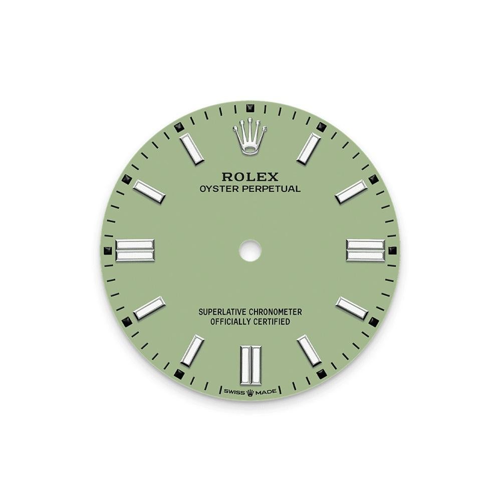 El Rolex Oyster Perpetual 41 Ref. 134300-0006 encarna la sofisticación y la precisión atemporales, uniendo el diseño clásico con la innovación moderna. Fabricada con acero Oystersteel patentado por Rolex, esta obra maestra de 41 mm sin estrenar