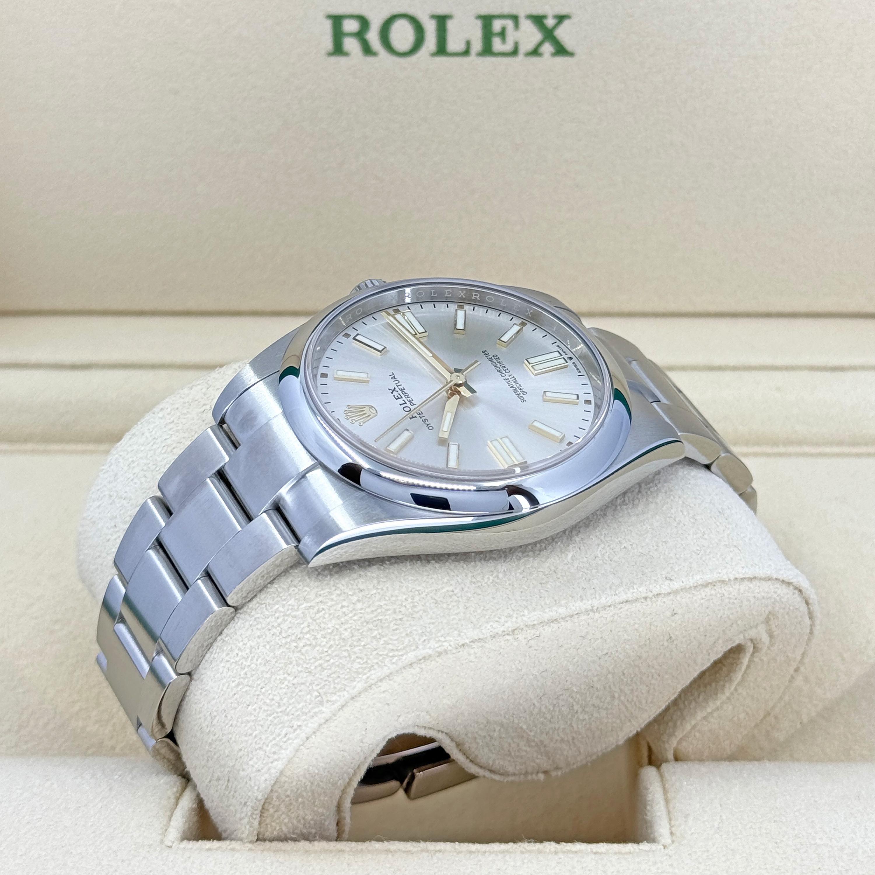 Sin usar Rolex Oyster Perpetual Sin Fecha Referencia# 124300, Juego completo, 2025 en venta 1