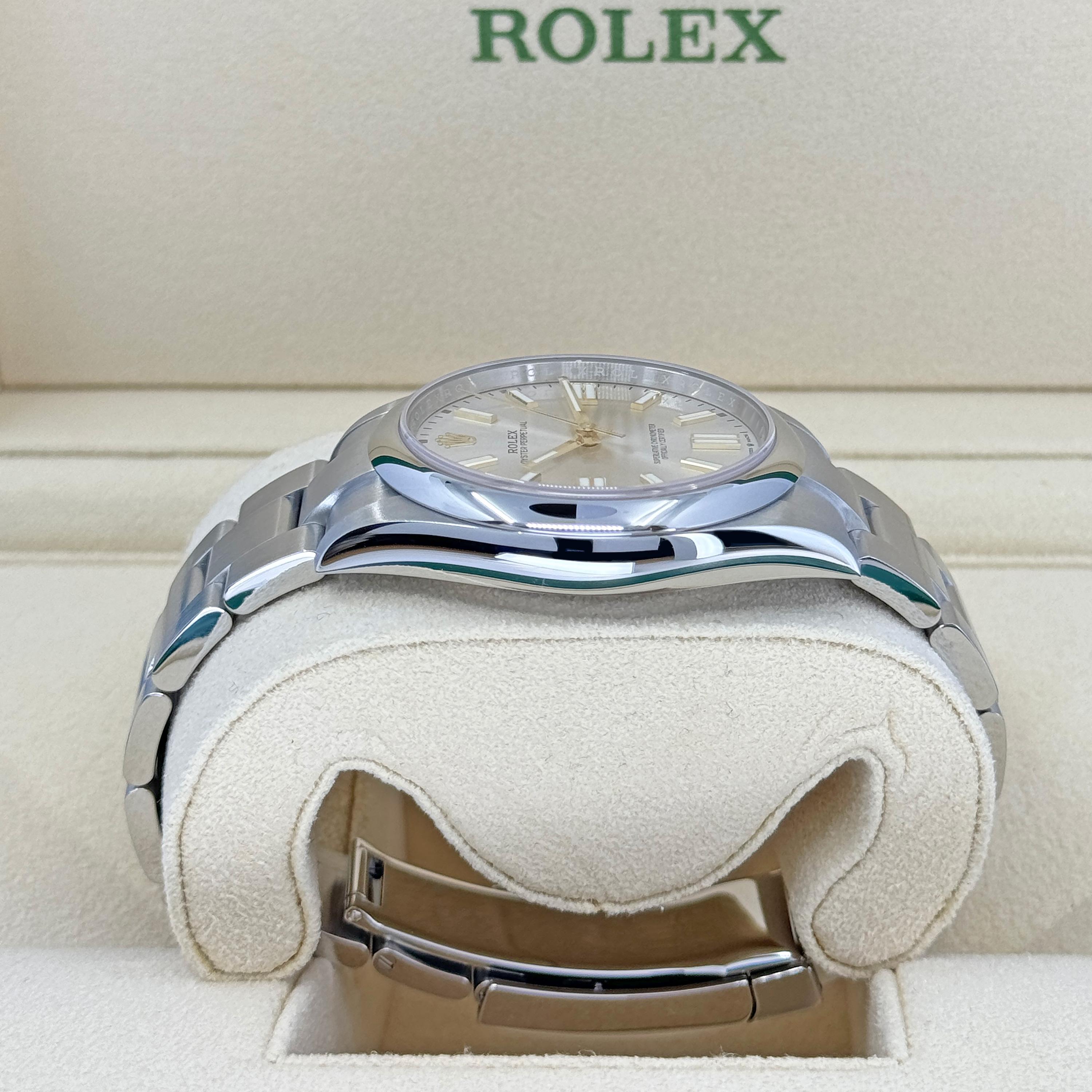 Sin usar Rolex Oyster Perpetual Sin Fecha Referencia# 124300, Juego completo, 2025 en venta 2