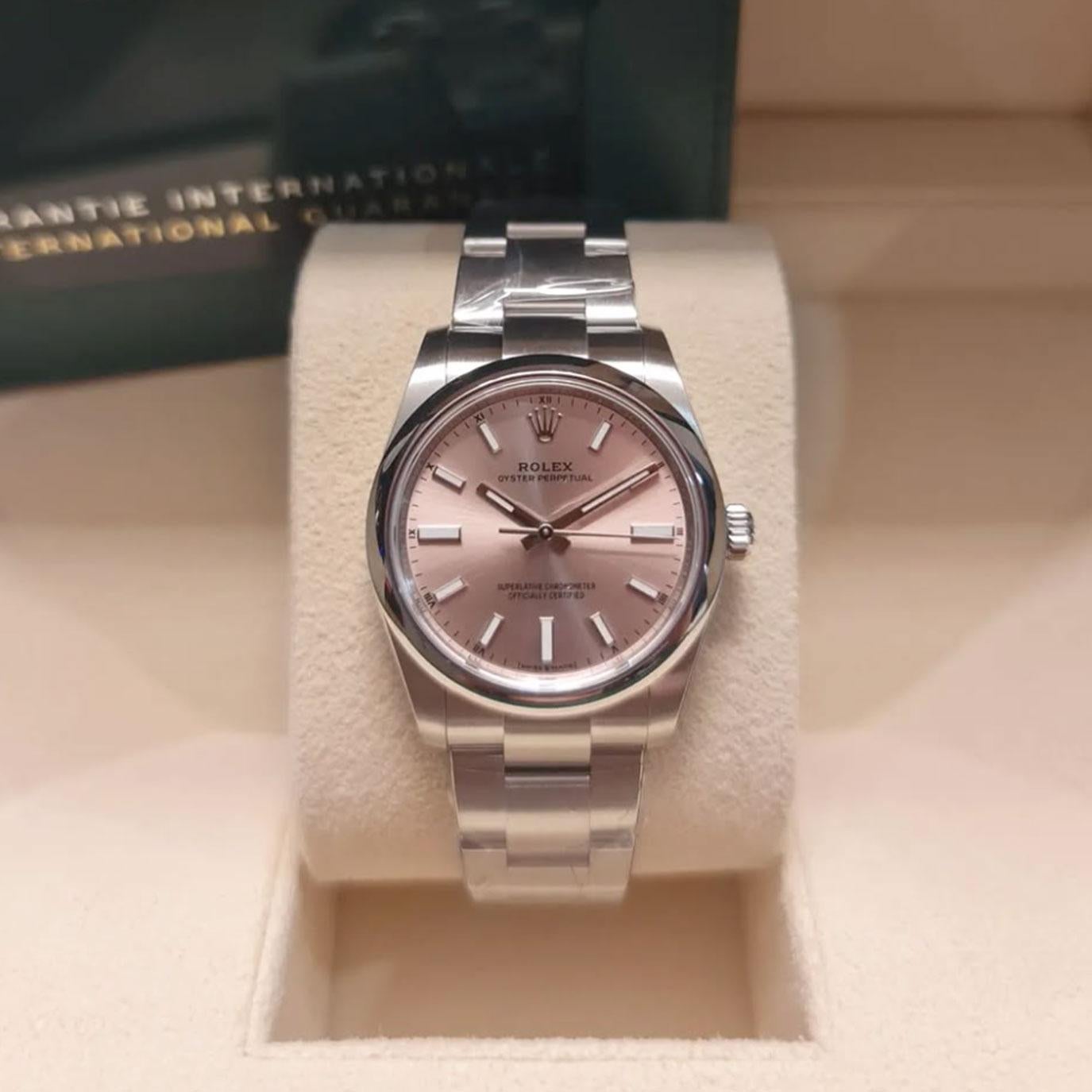 Il Rolex Oyster Perpetual 34 124200-0009 cattura l'essenza dell'orologeria Rolex: pura, precisa e senza tempo. Realizzato in Oystersteel, una lega altamente resistente alla corrosione esclusiva di Rolex, questo modello da 34 mm offre un perfetto