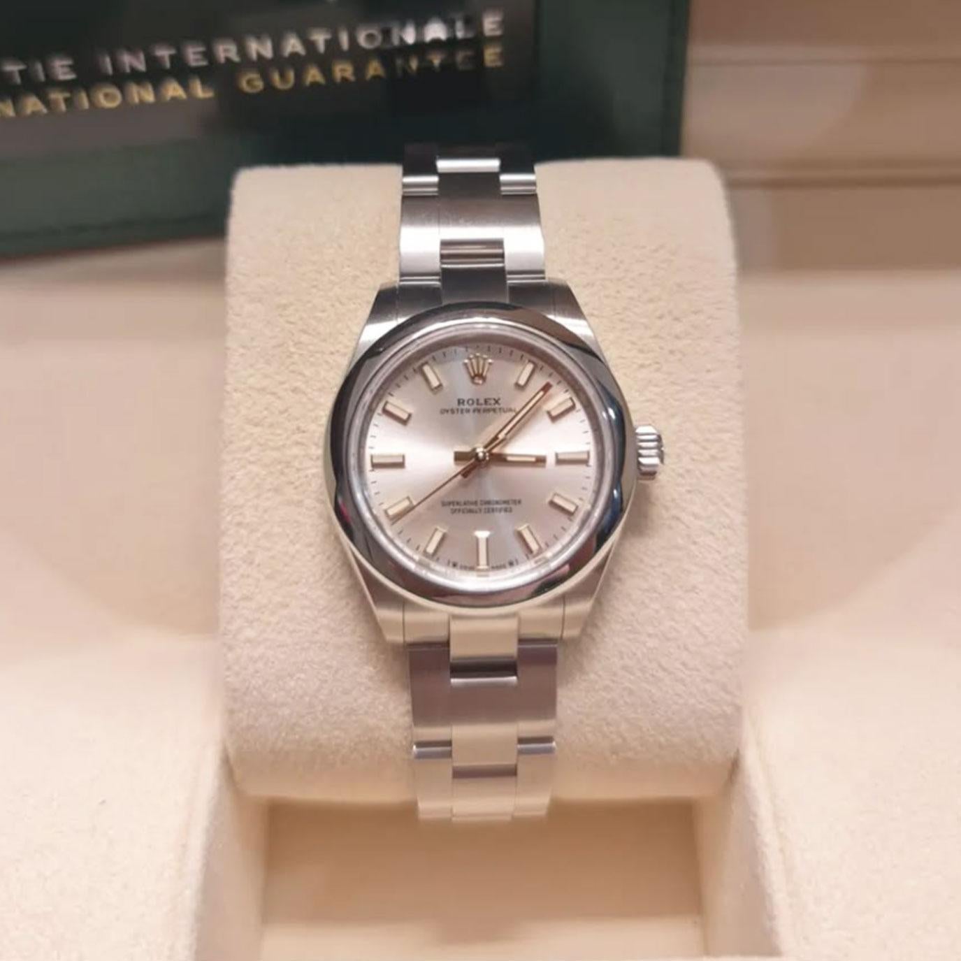 La Rolex Oyster Perpetual 28 276200-0009 incarne l'horlogerie Rolex à l'état pur : un design intemporel, une qualité de fabrication irréprochable et une fiabilité exceptionnelle. Fabriqué en Oystersteel, un alliage hautement résistant à la corrosion