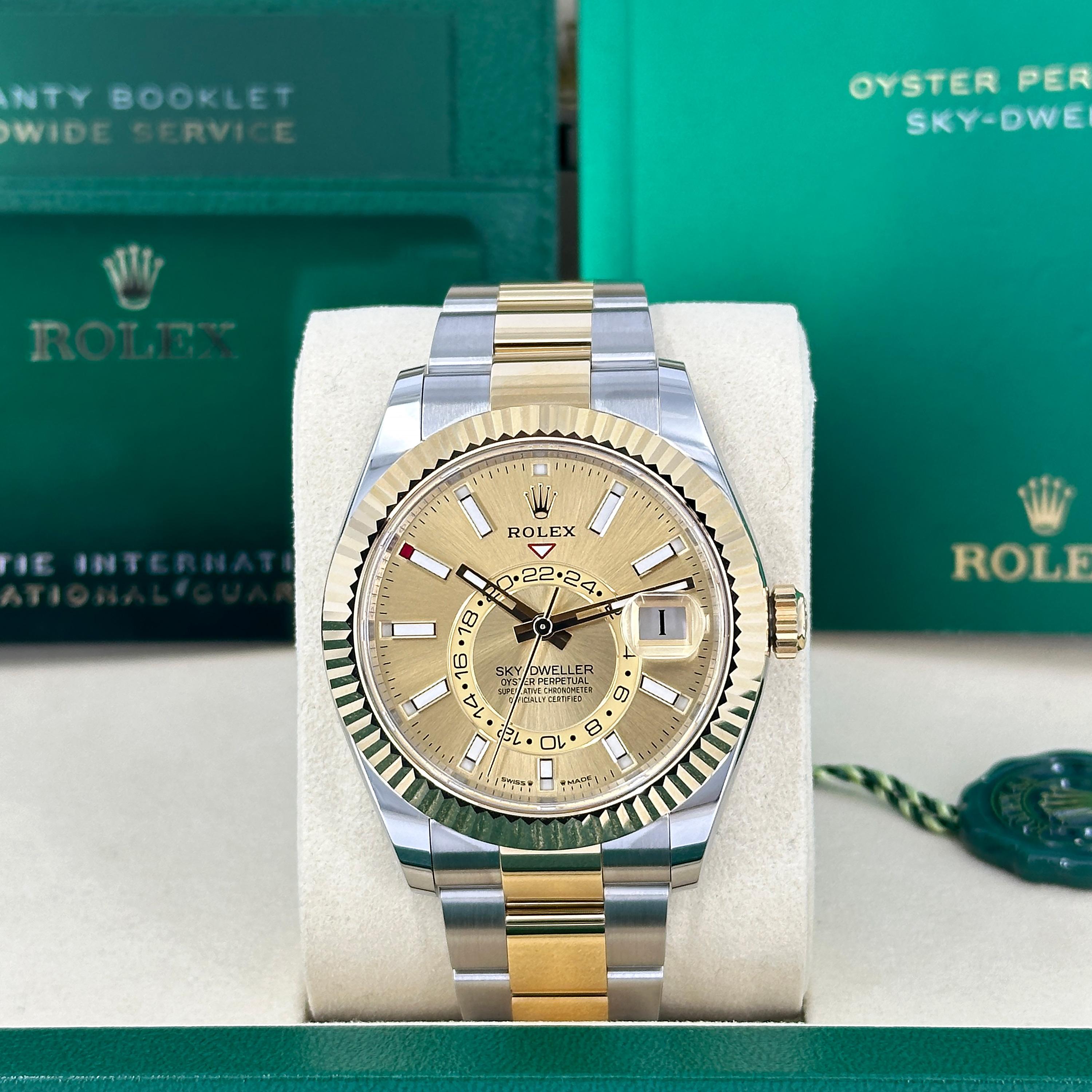 El Rolex Sky-Dweller Ref. 336933-0001, presentada en 2023, representa una fusión de ingeniería avanzada, lujo y estilo atemporal. Diseñada para el viajero sofisticado, esta obra maestra de 42 mm está fabricada en Rolesor Amarillo, la armoniosa