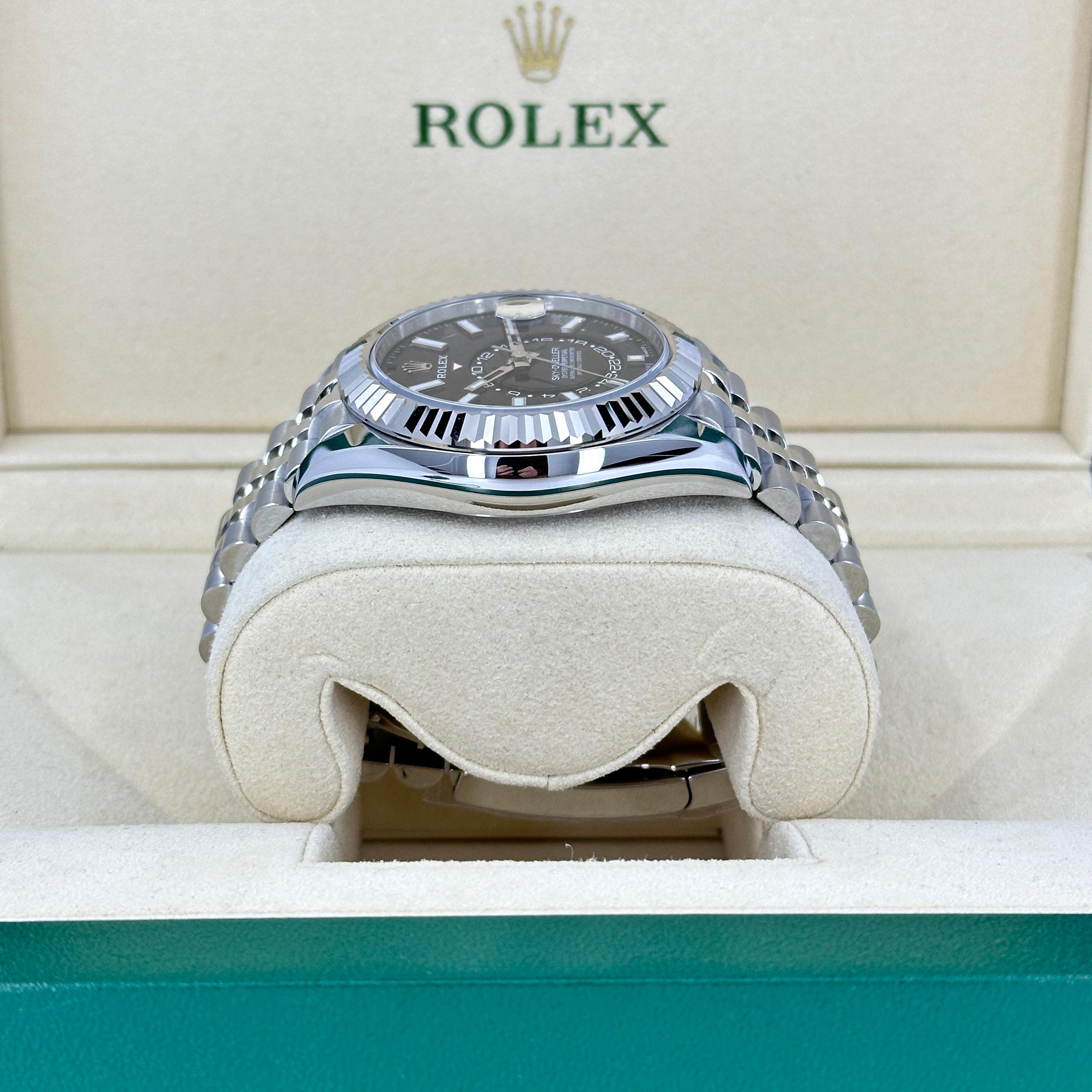 La Rolex Sky-Dweller Ref. 336934-0008, présentée en 2023, est une remarquable fusion d'innovation technique et de design élégant. Fabriqué en White Rolesor - le mélange par Rolex de l'Oystersteel durable et de l'or blanc 18 carats luxueux - ce