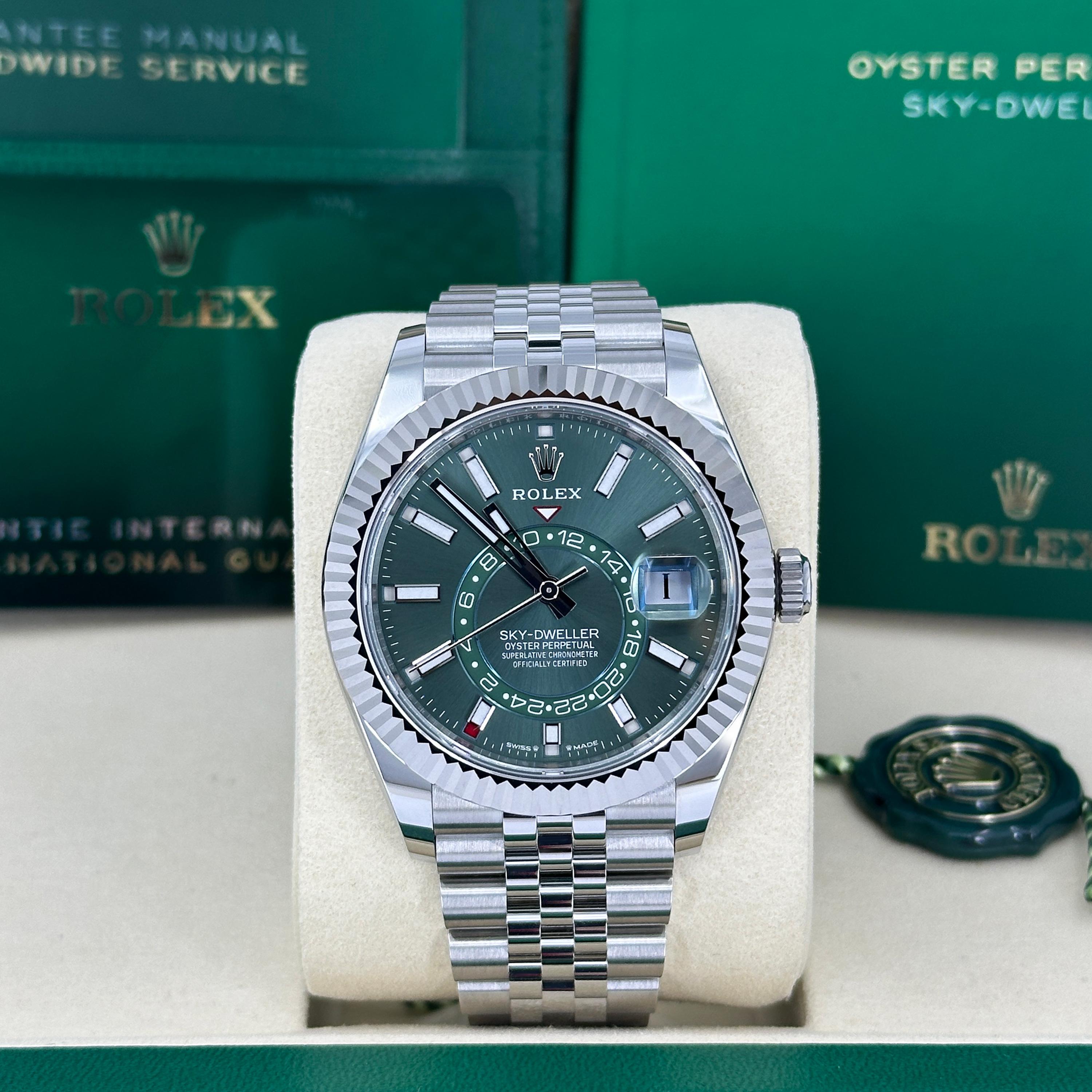 El Rolex Sky-Dweller Ref. 336934-0002 representa la cumbre de la innovación de Rolex: una fusión perfecta de lujo, funcionalidad y brillantez de ingeniería. Elaborada con una sorprendente combinación de acero Oystersteel y oro blanco de 18 quilates,