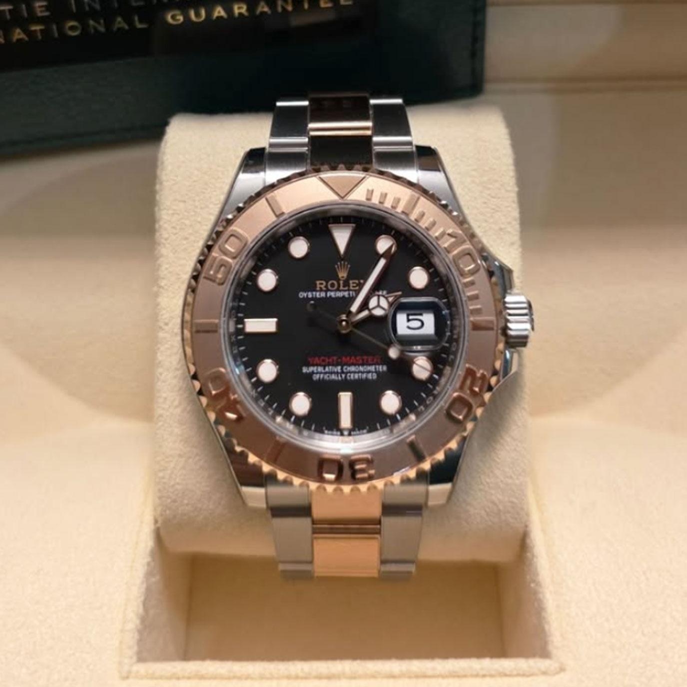 El Rolex Yacht-Master 126621-0002 fusiona sin esfuerzo la elegancia deportiva con la herencia marítima, lo que lo convierte en una pieza destacada de la línea Rolex. Este reloj Rolesor de 40 mm, fabricado en una lujosa combinación de acero