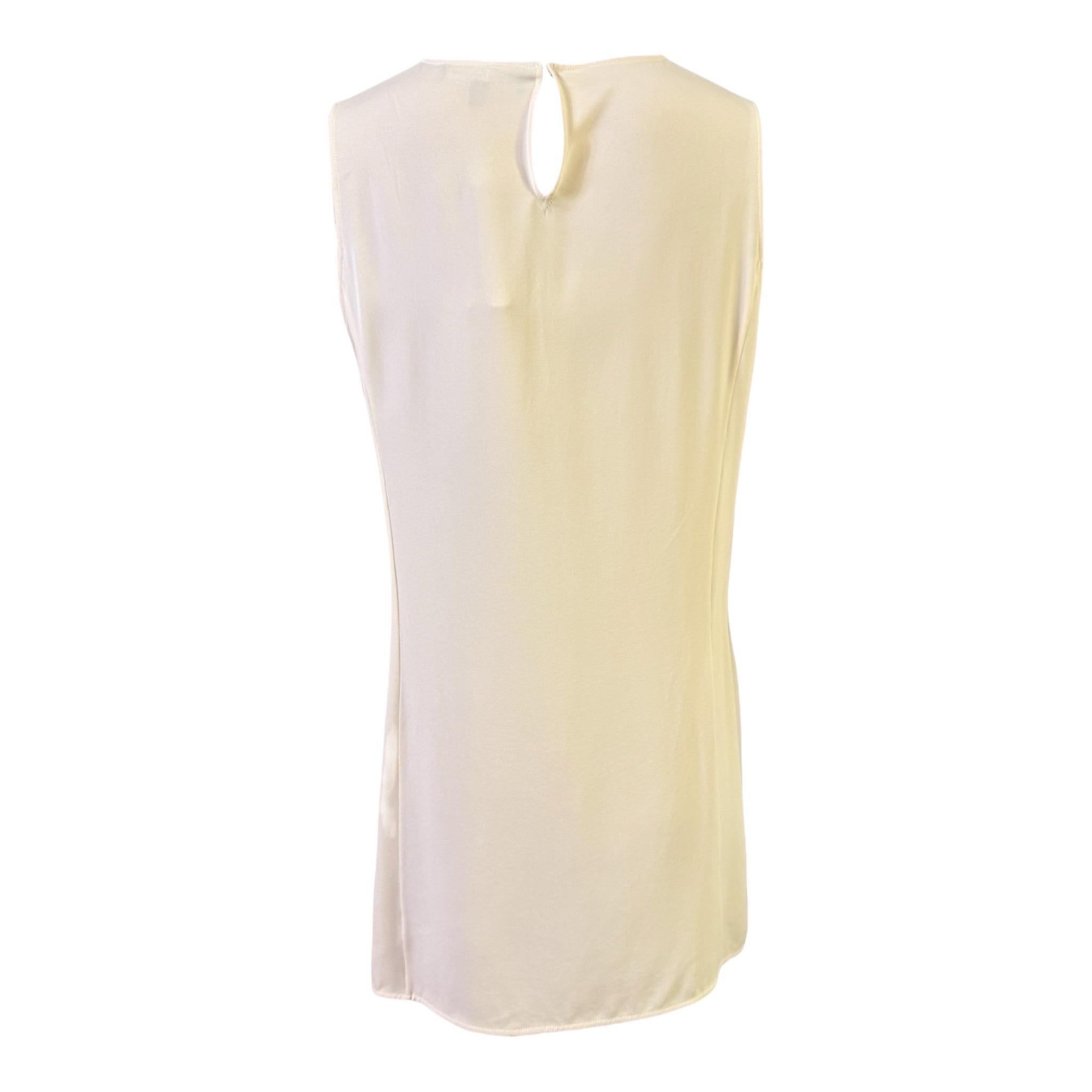 Impresionante blusa de Salvatore Ferragamo
Seda fina
Cierra con botón grabado con FERRAGAMO
Fabricado en Italia
Sólo limpieza en seco 
Precio de venta al público: 799 $ más impuestos
Diseñador Talla 44 (ITALIANO) / L
