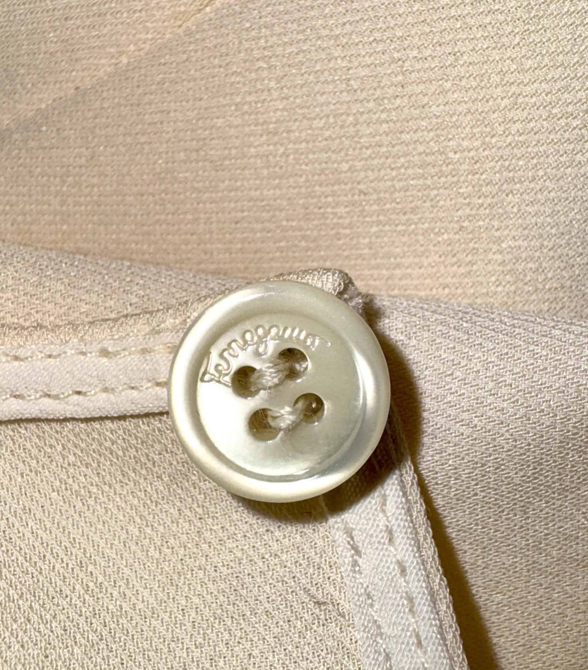 Blusa de seda sin estrenar Salvatore Ferragamo Blusa 44 Beige en venta