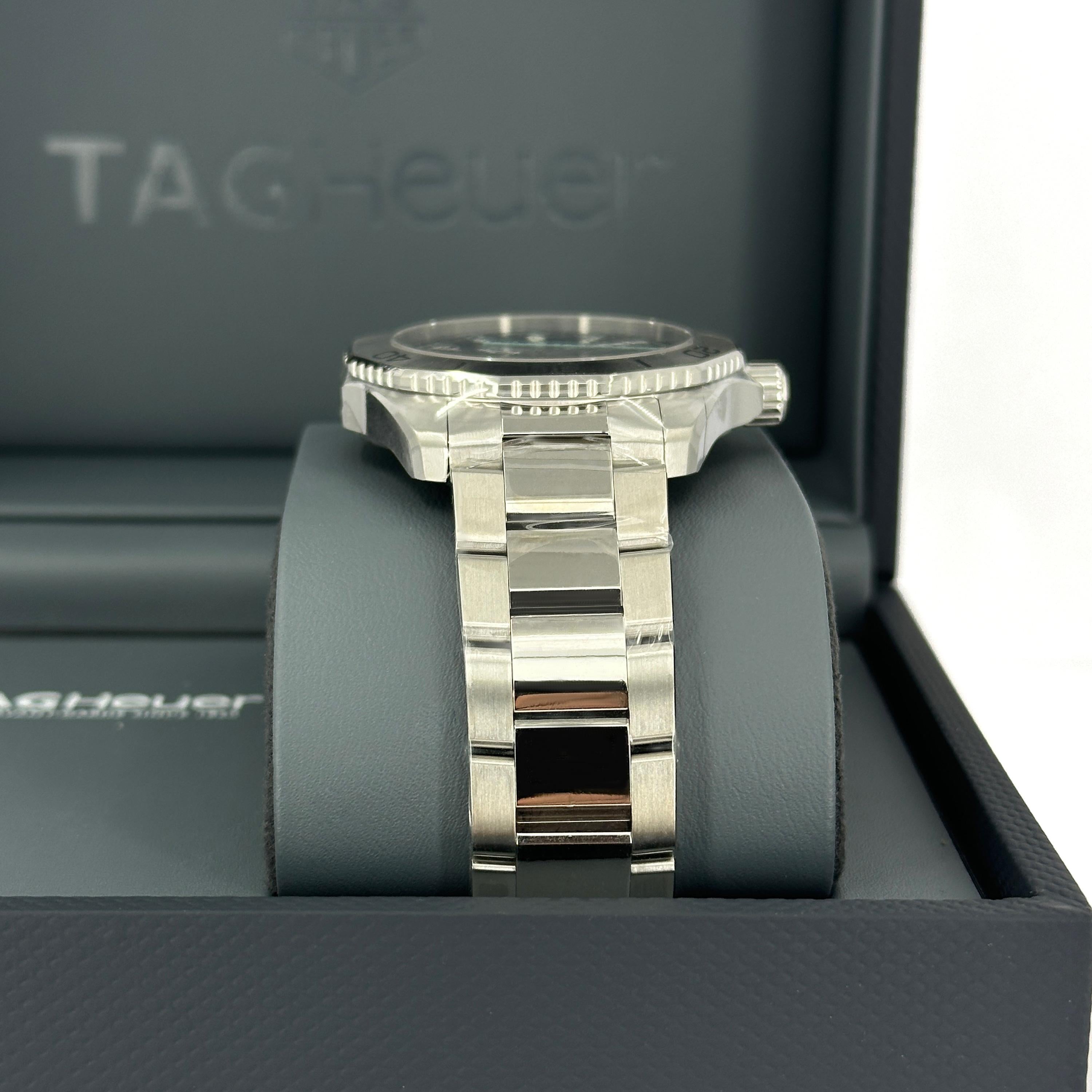 Der TAG Heuer Aquaracer Professional 200 Solargraph (Ref. WBP1113.BA0000) kombiniert robuste Taucheruhren mit innovativer, solarbetriebener Technologie. Das 40-mm-Edelstahlgehäuse und die einseitig drehbare Lünette sind auf Langlebigkeit ausgelegt,