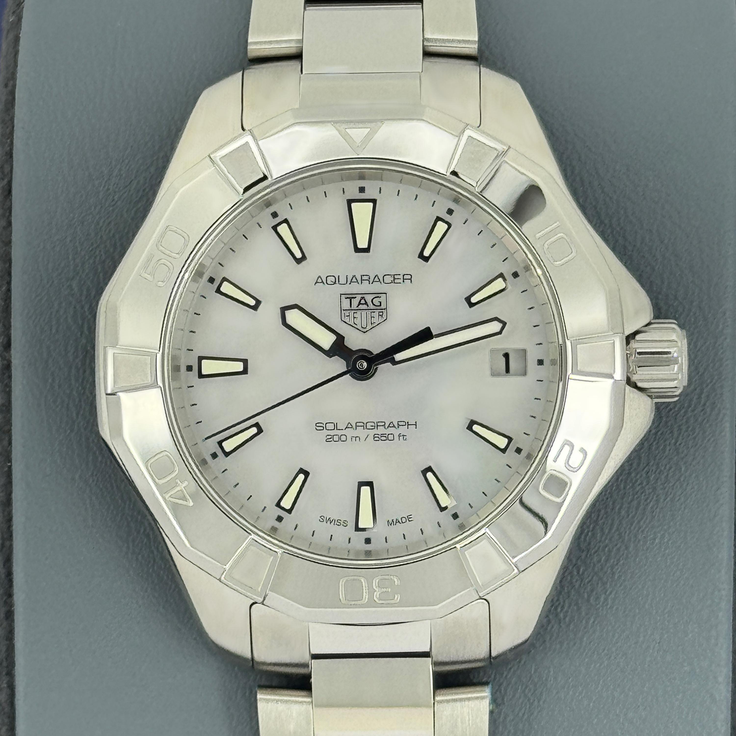 Der TAG Heuer Aquaracer Professional 200 Solargraph (Ref. WBP1312.BA0005) verbindet die Robustheit einer professionellen Taucheruhr mit raffinierter Eleganz und nachhaltiger Technologie. Das 34-mm-Edelstahlgehäuse ist mit einem schlanken