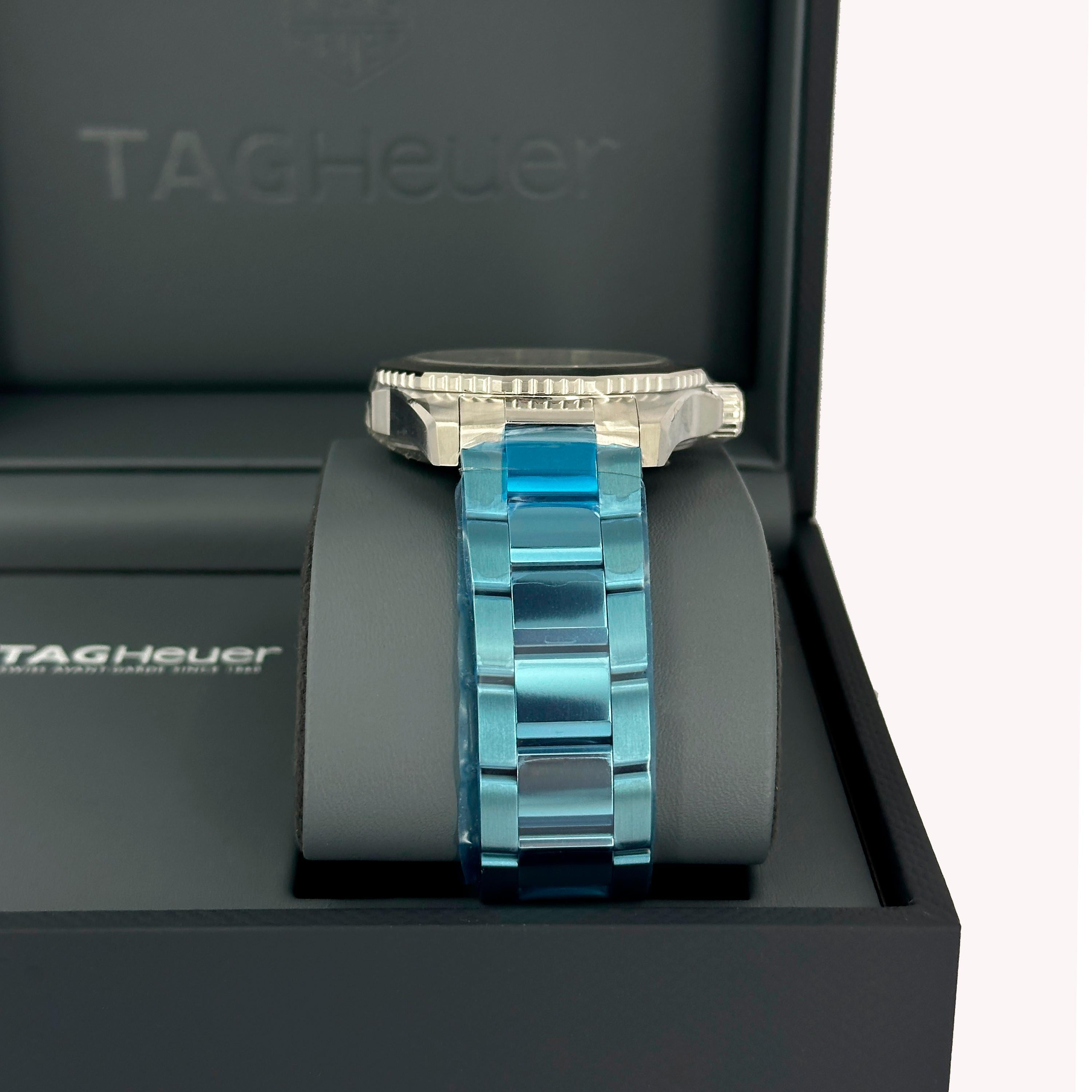 El TAG Heuer Aquaracer Professional 200 (Ref. WBP2110.BA0627) combina la robusta ingeniería de un reloj de buceo con un refinado estilo cotidiano. Su caja de acero inoxidable de 40 mm presenta acabados cepillados y pulidos, combinados con un