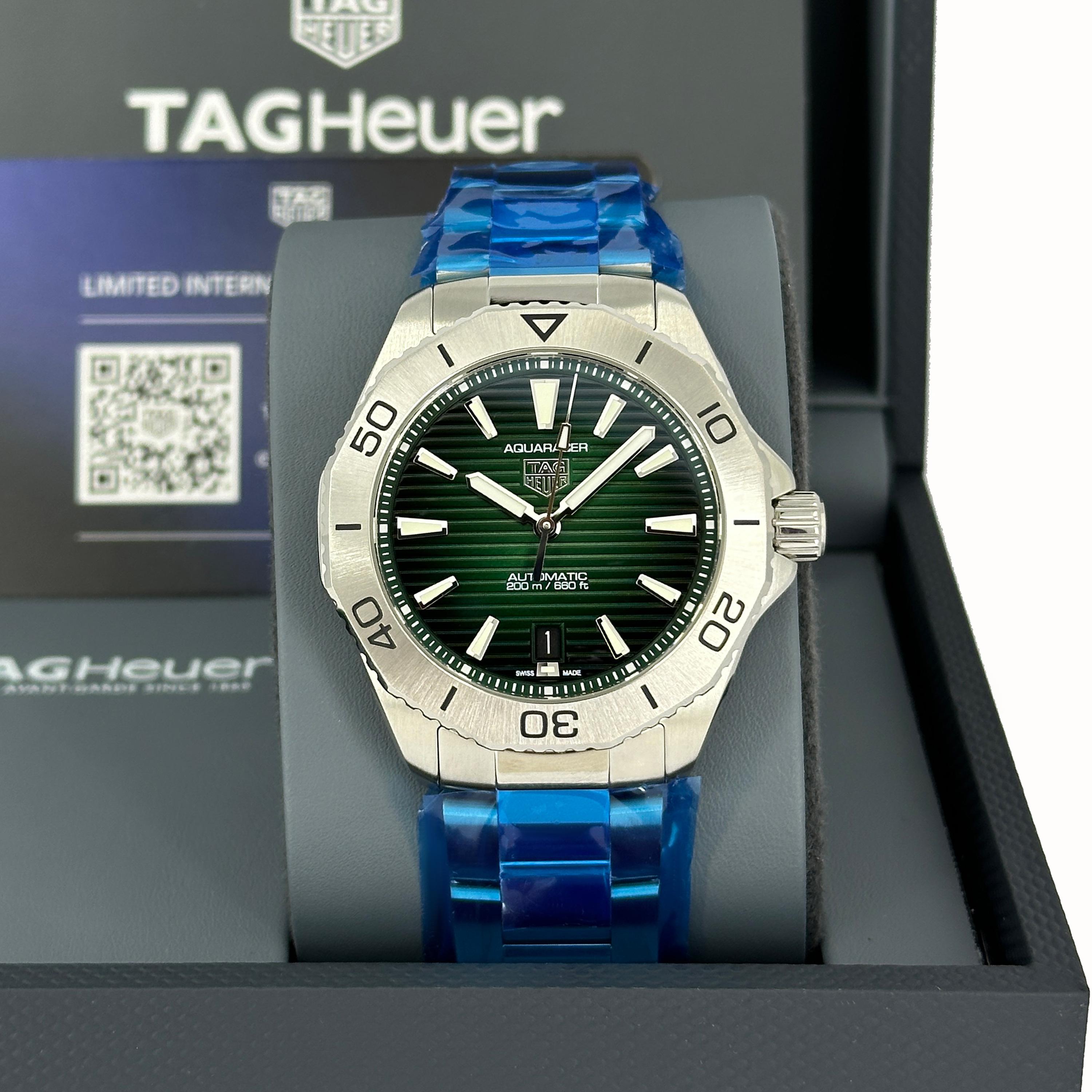 La TAG Heuer Aquaracer Professional 200 Date (Réf. WBP2115.BA0627) offre un équilibre parfait entre les performances d'une montre de plongée robuste et un style quotidien raffiné. Son boîtier de 40 mm en acier inoxydable présente des surfaces