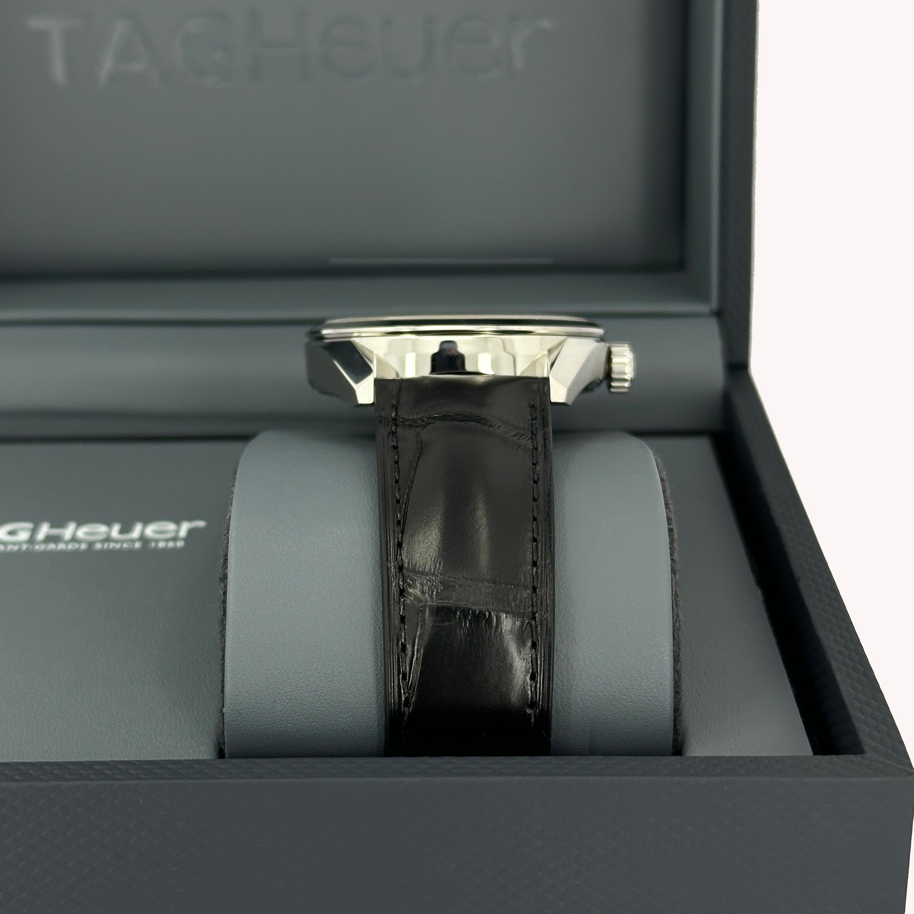 Le modèle TAG Heuer Carrera Date (Réf. WBN2111.FC6505) incarne l'élégance intemporelle de la collection Carrera dans un format polyvalent de 39 mm. Son boîtier en acier inoxydable présente un mélange raffiné de finitions brossées et polies, associé