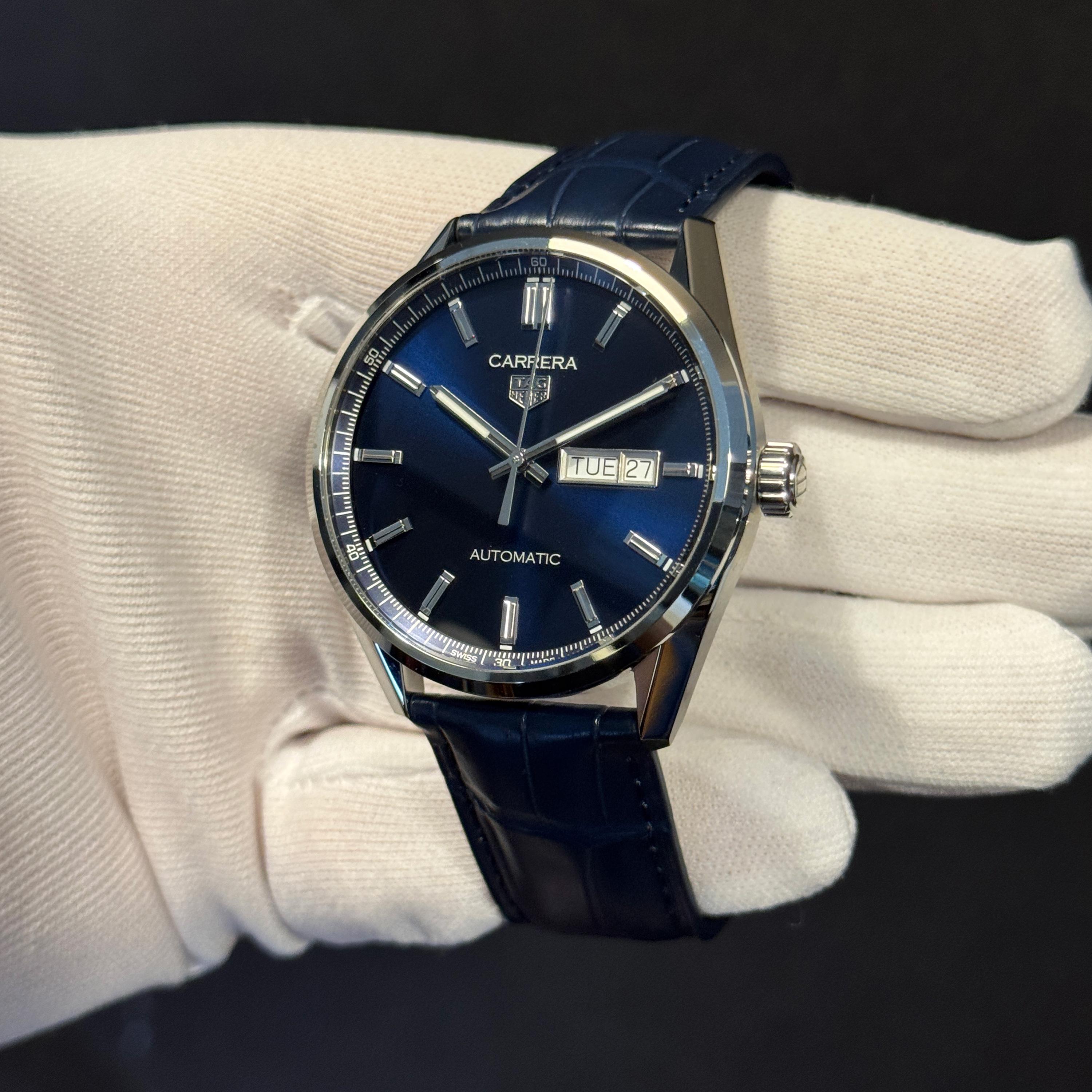 TAG Heuer Carrera Date Automatic WBN2112.FC6504 - Esfera azul, caja de acero de 39 mm, movimiento Calibre 5, lleva el atemporal diseño Carrera a un formato refinado y cotidiano. Su caja de acero inoxidable de 39 mm presenta una mezcla de acabados