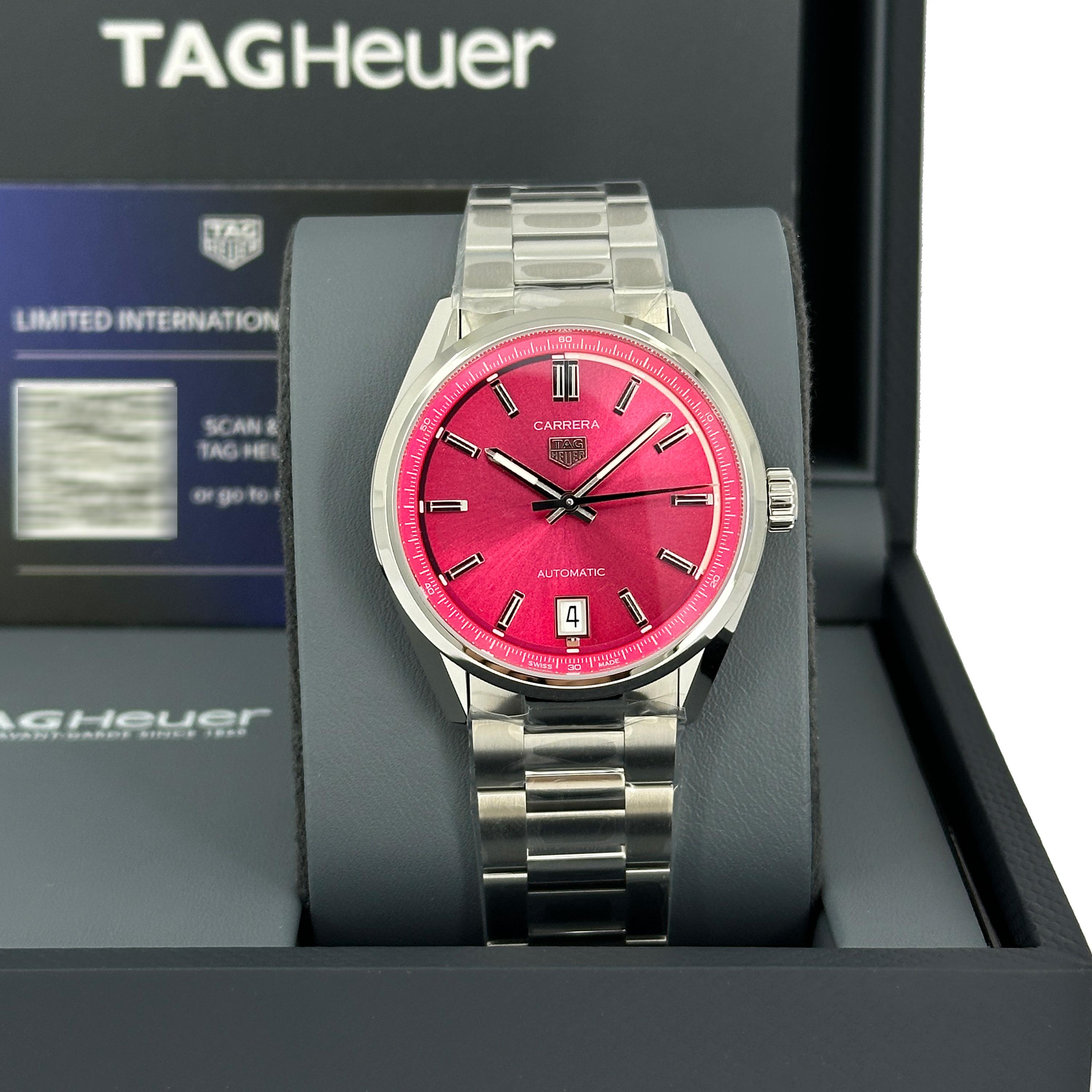 Le modèle TAG Heuer Carrera Date (Réf. WBN2313.BA0001) apporte une nouvelle élégance à la ligne emblématique Carrera avec un cadran rose brossé soleil qui se distingue instantanément. Le boîtier de 36 mm en acier inoxydable présente des finitions