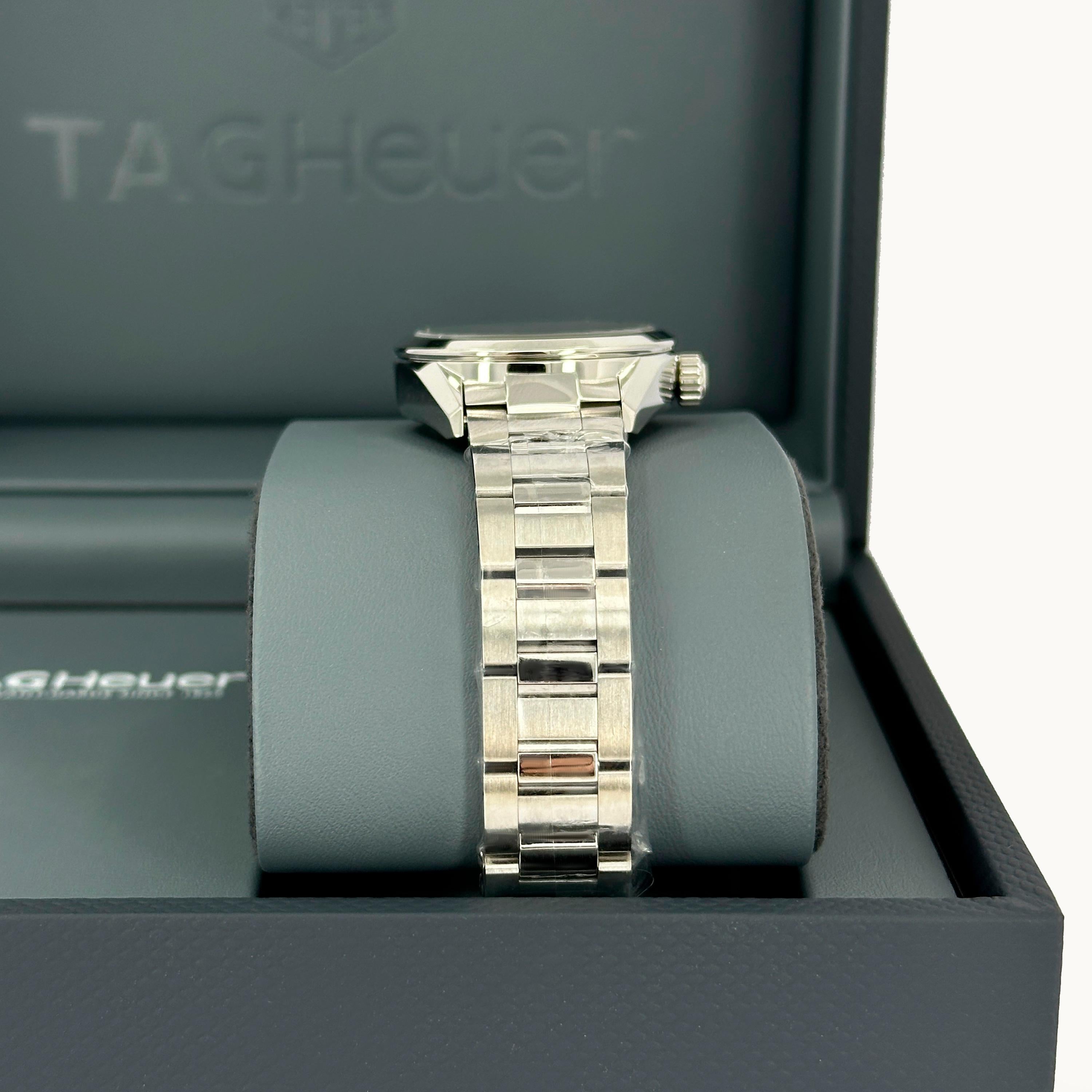 Die TAG Heuer Carrera Date (Ref. WBN2411.BA0621) destilliert die Eleganz der Carrera-Linie in ein raffiniertes 29-mm-Gehäuse, perfekt für alle, die dezenten Luxus mit Alltagstauglichkeit verbinden möchten. Das polierte und gebürstete