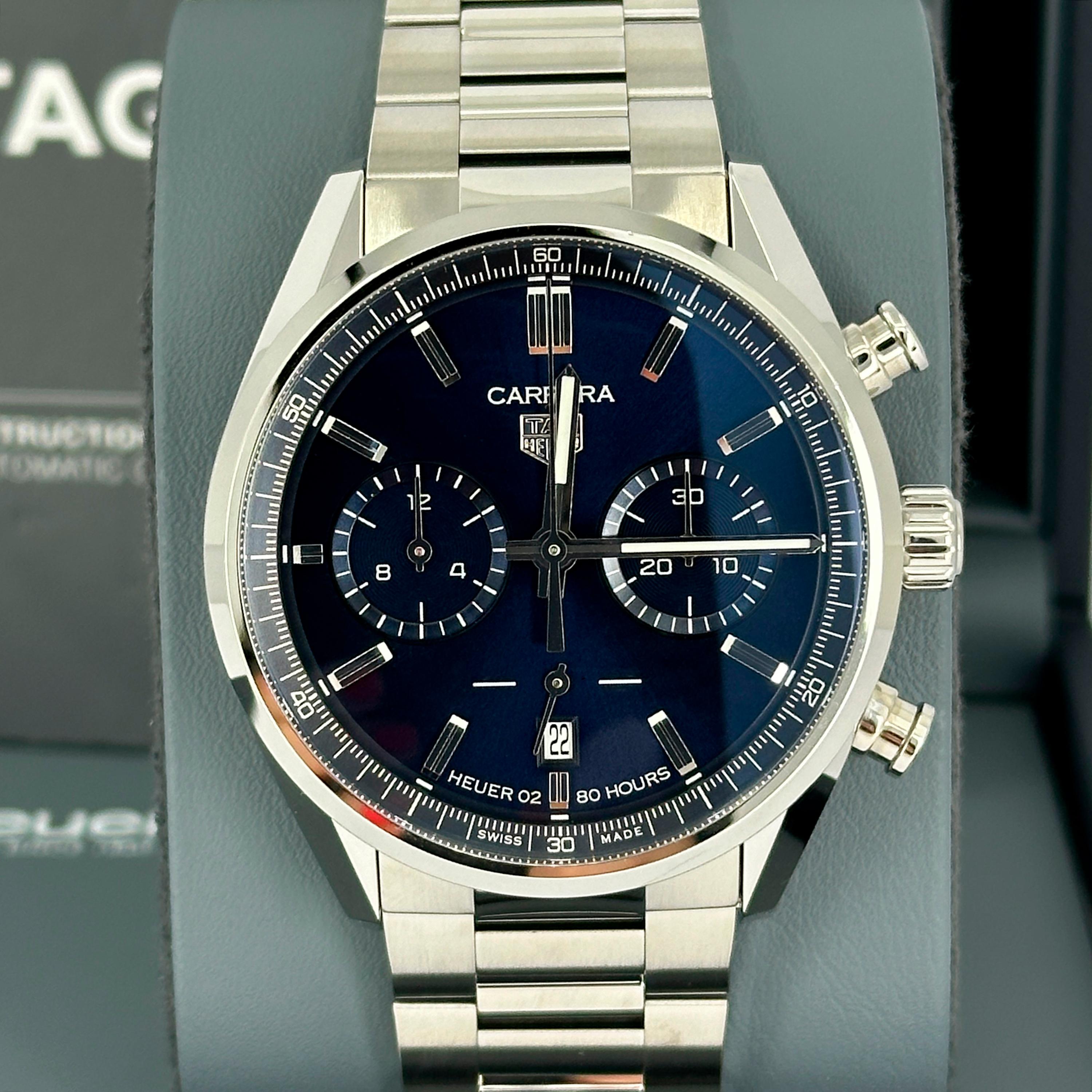 Le chronographe TAG Heuer Carrera (Réf. CBN2011.BA0642) est une expression moderne de l'une des montres de course les plus emblématiques de la marque. Son boîtier de 42 mm en acier inoxydable combine des surfaces brossées et polies pour un look