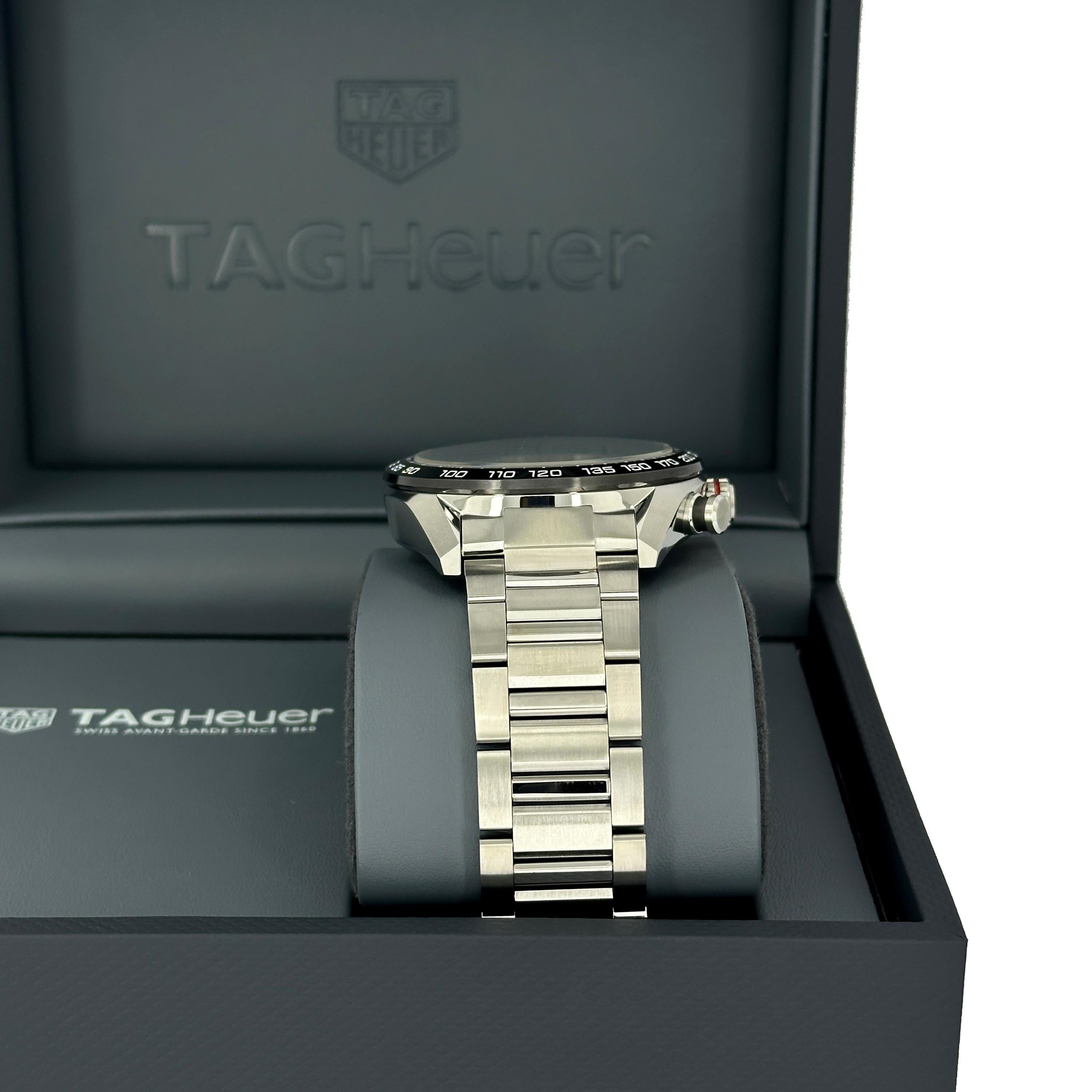 Le chronographe TAG Heuer Carrera (Réf. CBN2A1AA.BA0643) est une expression audacieuse de l'ADN de TAG Heuer en matière de course automobile, alliant l'ingénierie moderne au design intemporel de la ligne Carrera. Son boîtier de 44 mm en acier