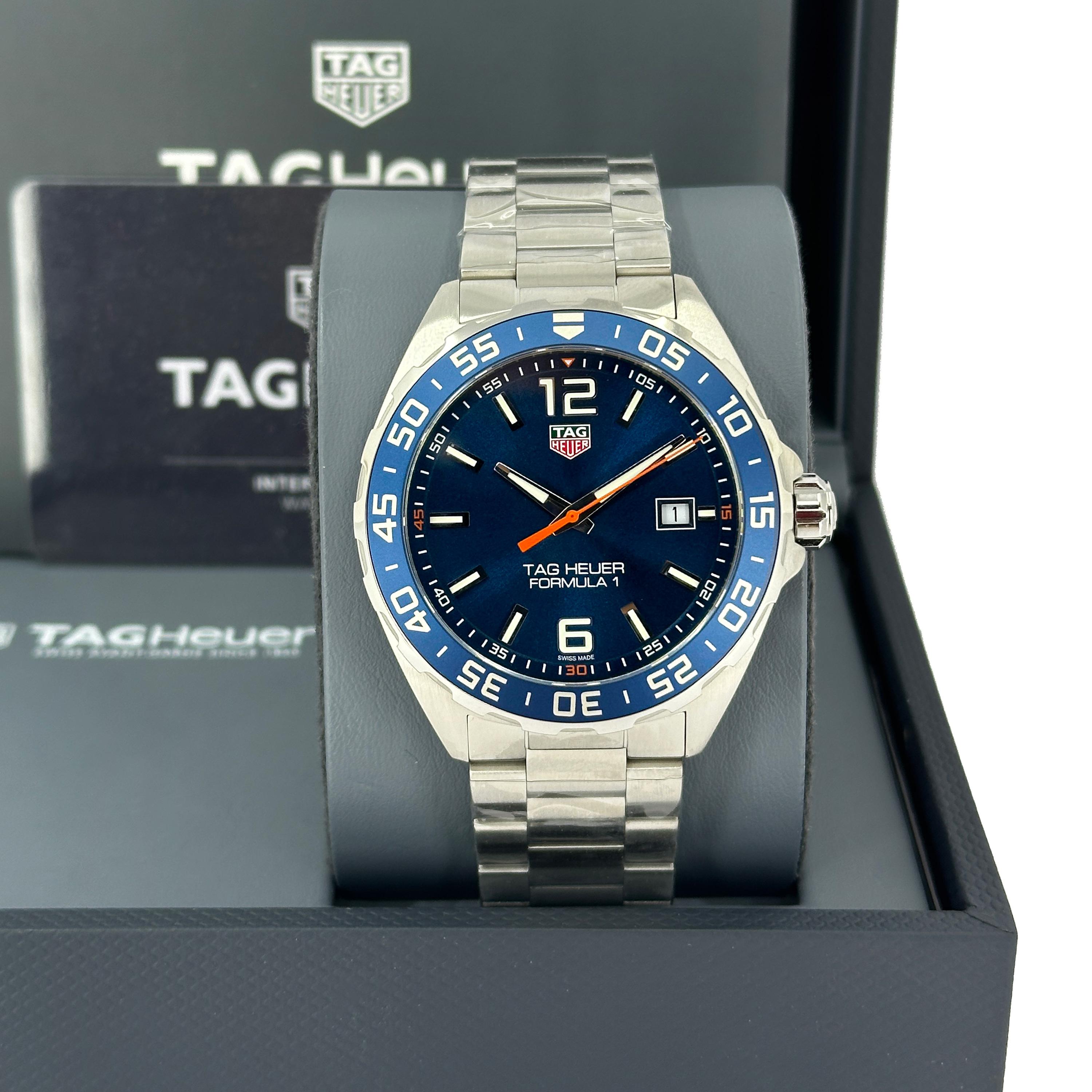TAG Heuer Formula 1 Date WAZ1010.BA0842 - Blue Sunray Dial, 43 mm Stahlgehäuse, Quarzpräzision, ist eine kühne, vielseitige Sportuhr, inspiriert von der reichen Motorsporttradition der Marke. Das 43-mm-Edelstahlgehäuse verfügt über eine einseitig
